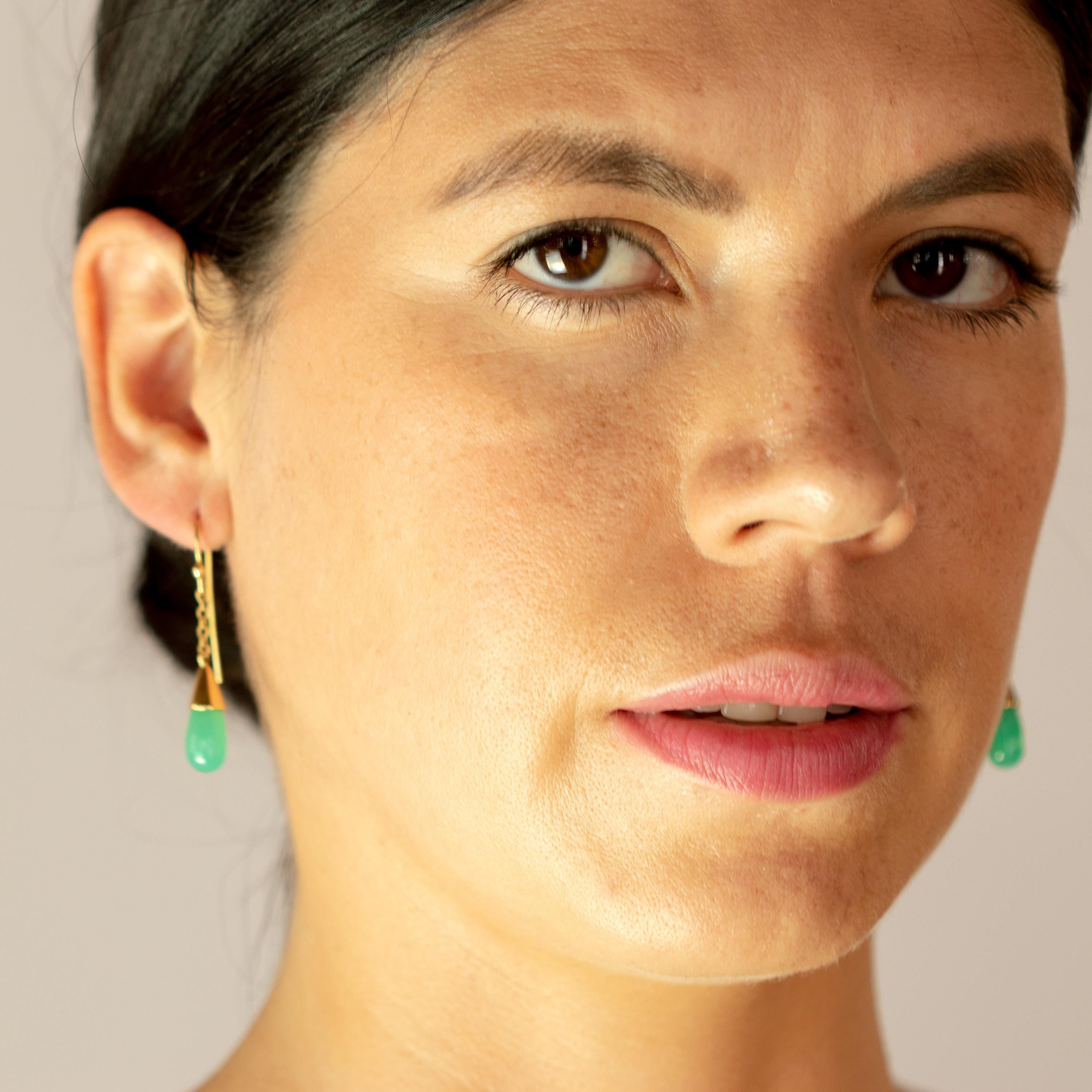 Sognanti orecchini a pera briolette in crisofraso verde traslucido da 10,4 carati, impreziositi da oro giallo 18 carati in una singolare forma a goccia a pera. Lascia che Intini Jewels, il nostro marchio artigianale milanese, ti sorprenda con