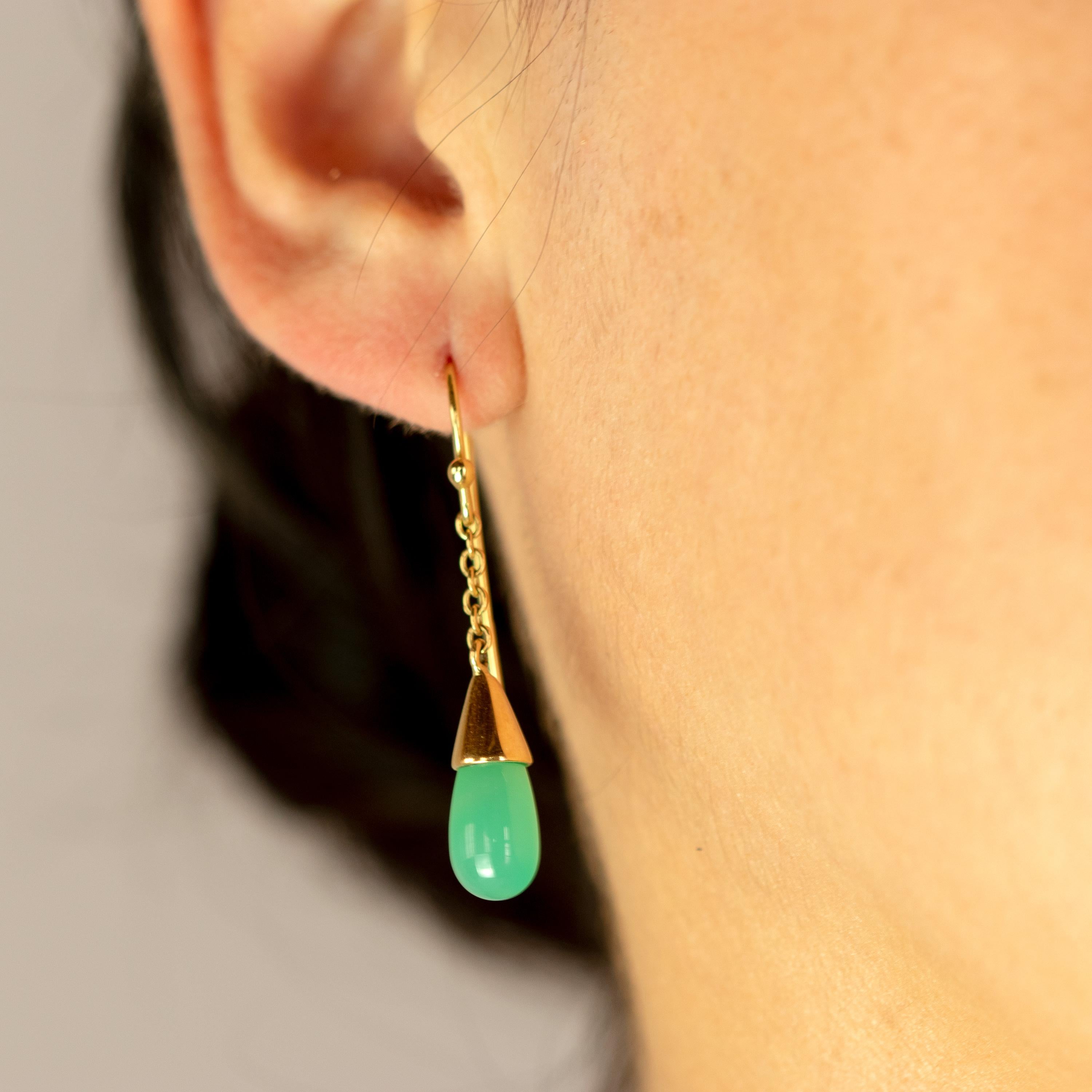 Artista Orecchini a goccia con pera in oro 18 carati Greene & Greene & Greene in vendita