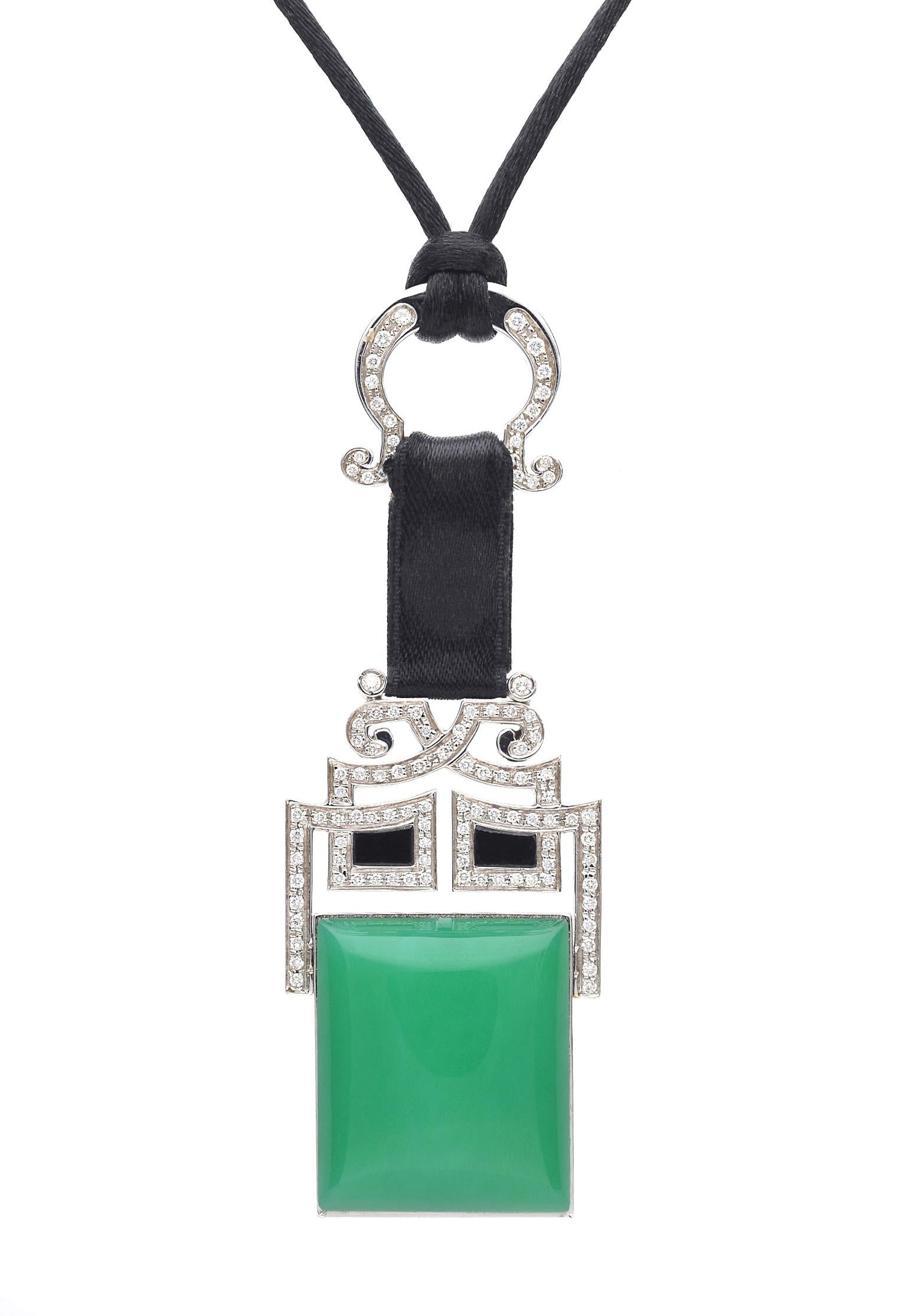 Art deco style pendant necklace in Chrysophase, with brilliant cut diamonds and Onyx stone elements for decoration.
The upper part of the pendant is in white gold in the shape of a bracket, on which diamonds are set.
The two parts are joined by a