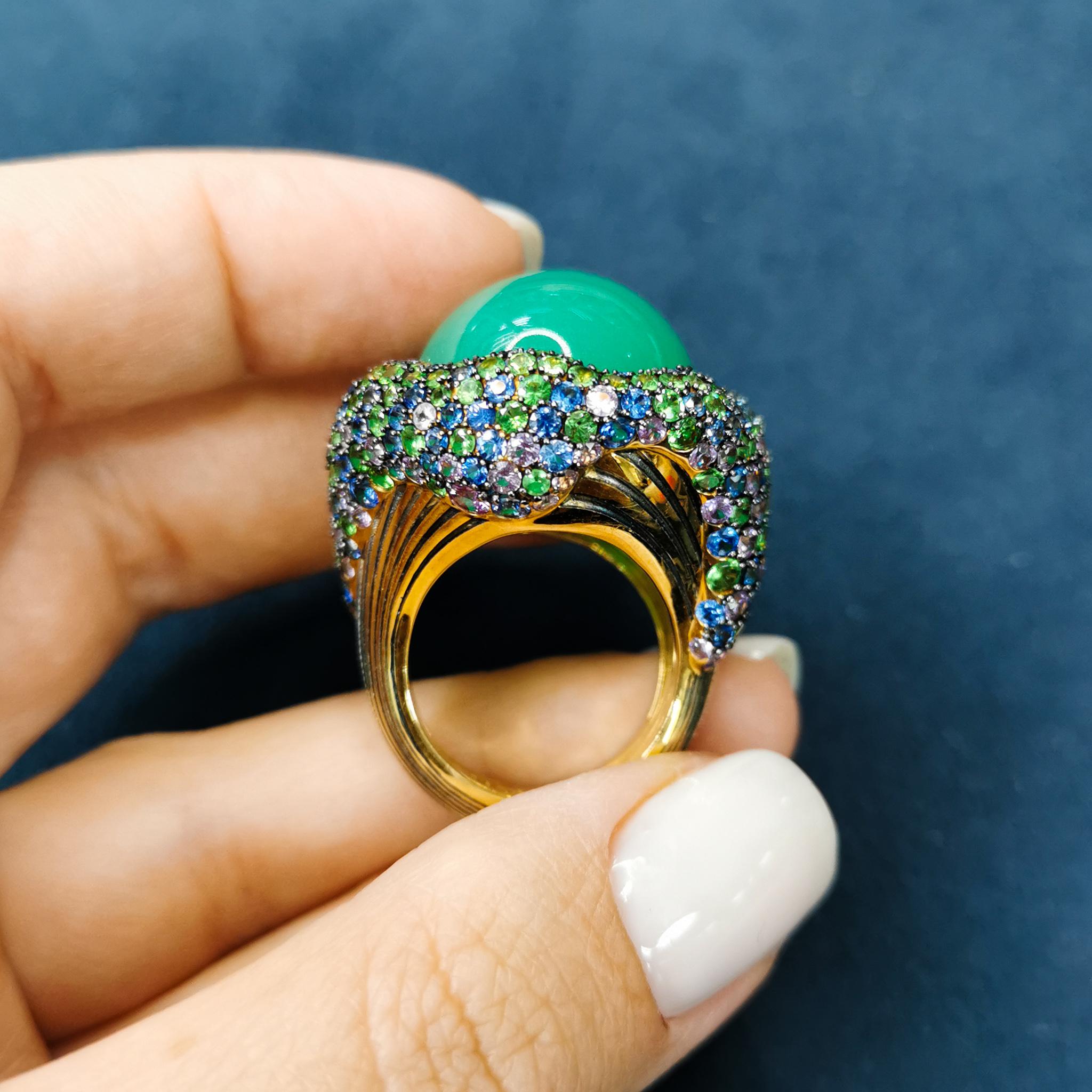 Chrysoprase 40.30 Carat Sapphires Tsavorites 18 Karat Yellow Gold Ring In New Condition For Sale In Bangkok, TH