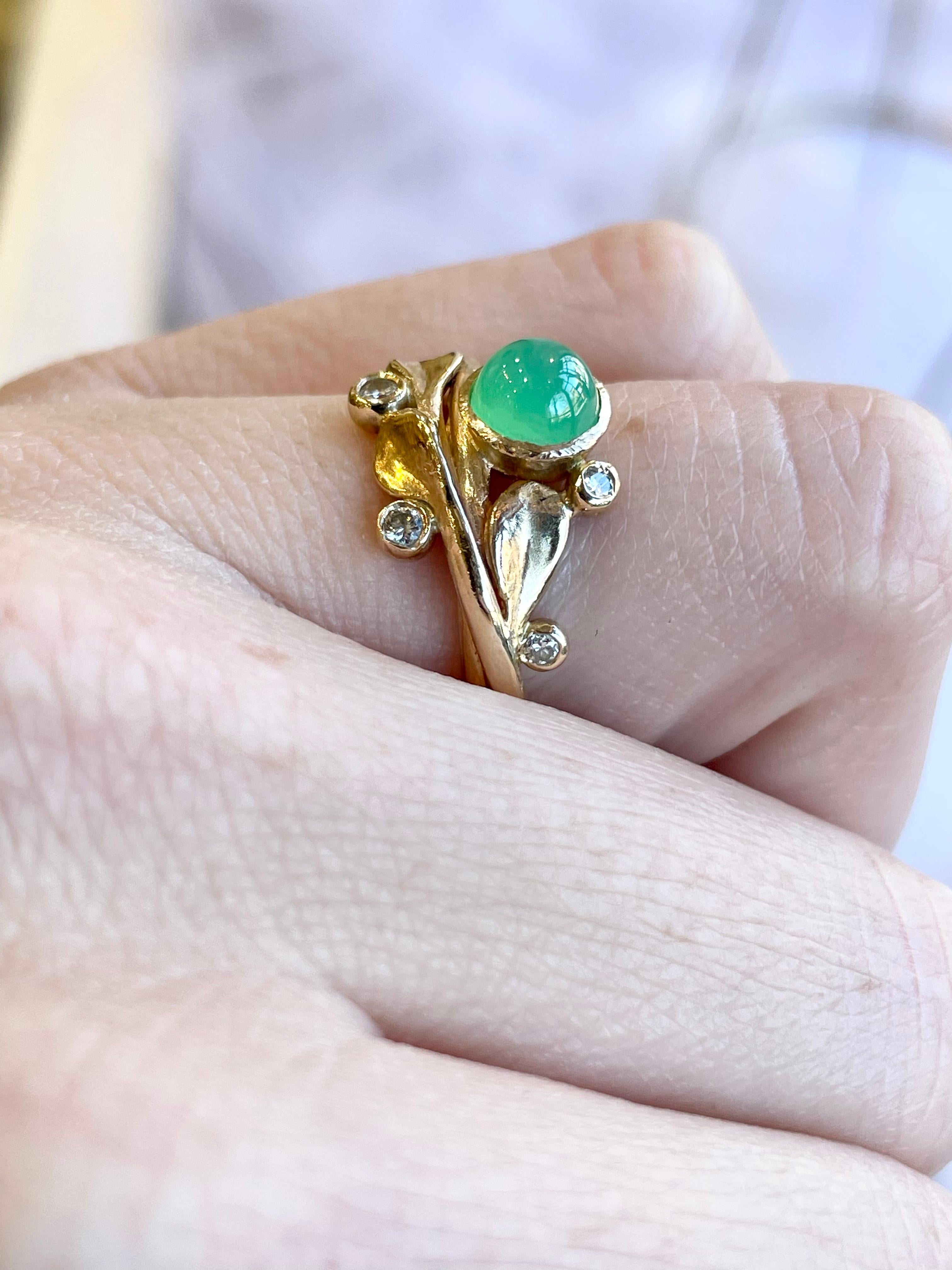 Blütenblattring mit Chrysopras und Diamanten aus 14 Karat (Kunsthandwerker*in) im Angebot