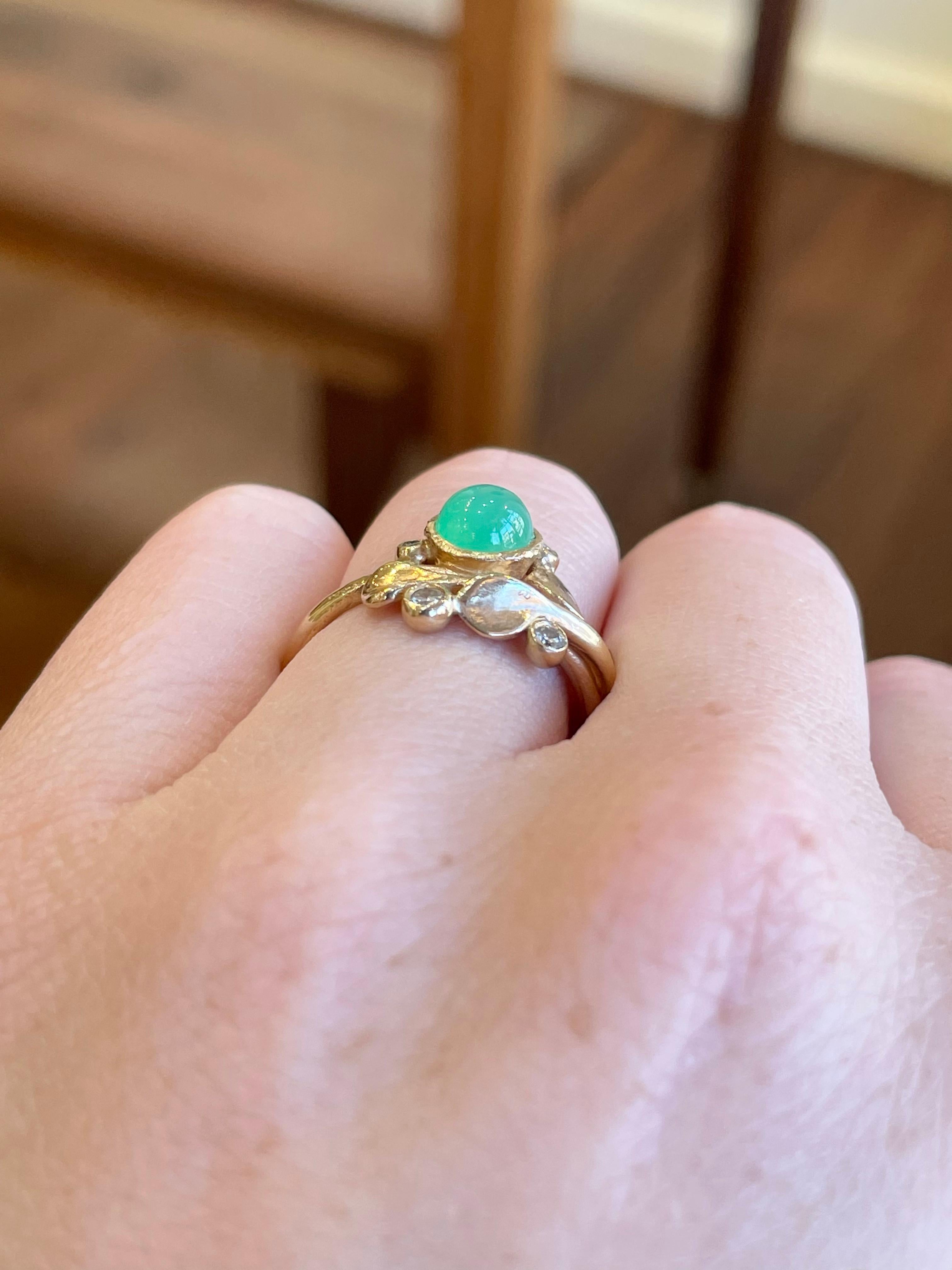 Blütenblattring mit Chrysopras und Diamanten aus 14 Karat (Cabochon) im Angebot
