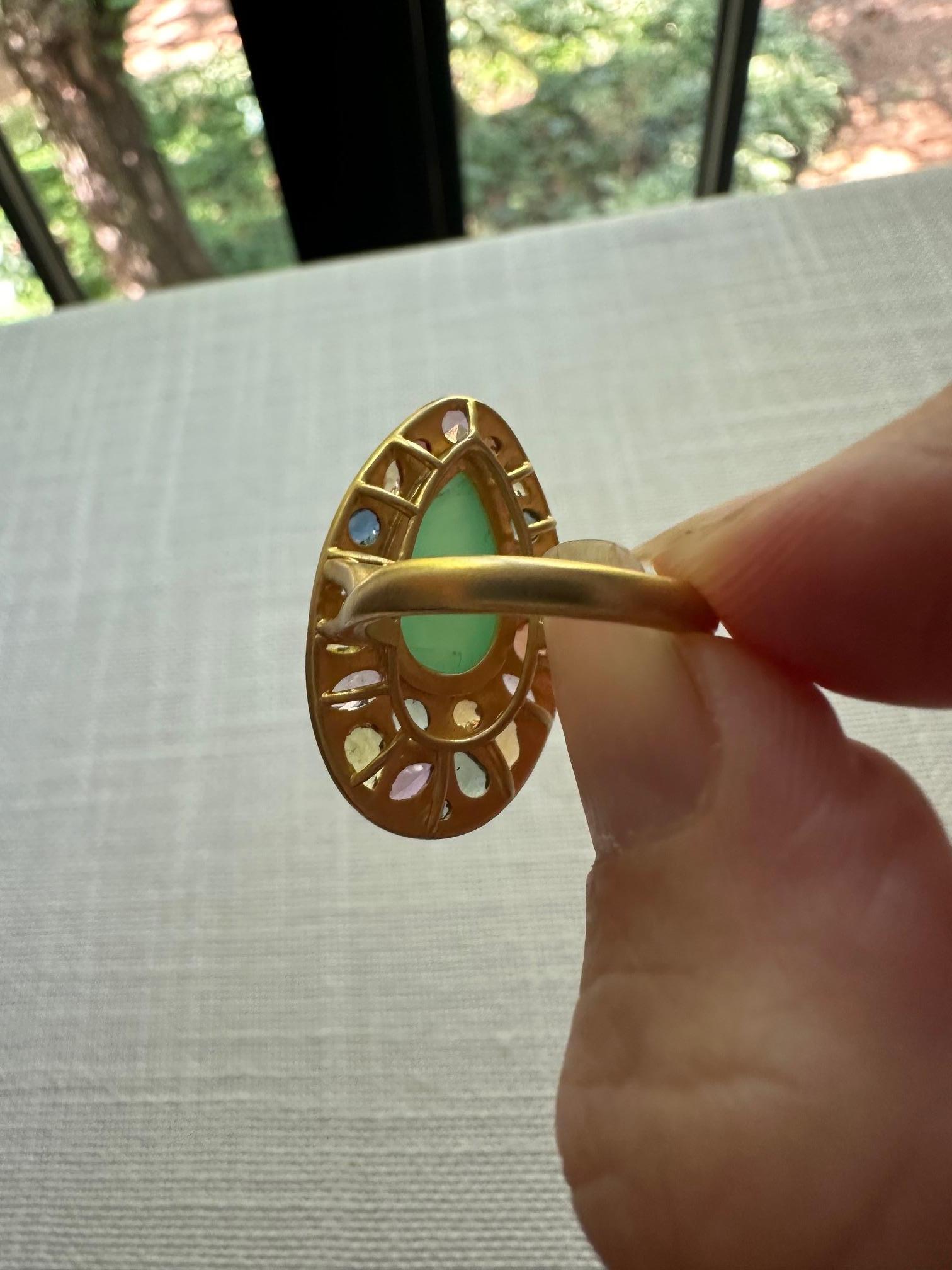 Anello cocktail a pera in crisoprasio e zaffiri multicolore in oro 18 carati in vendita 4