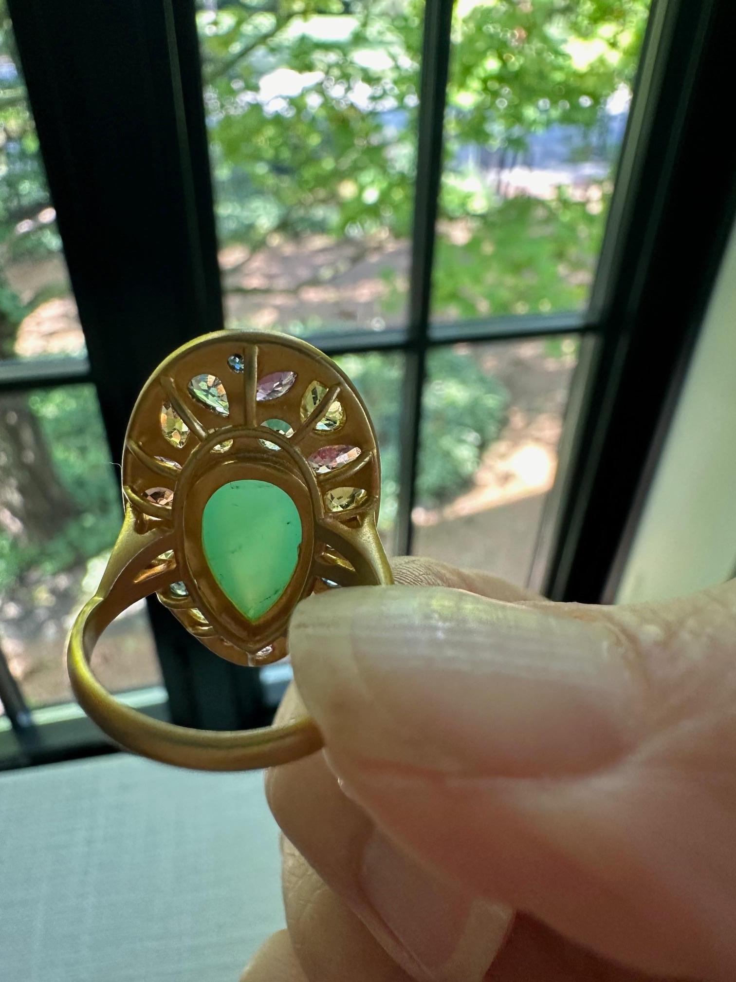 Anello cocktail a pera in crisoprasio e zaffiri multicolore in oro 18 carati in vendita 5