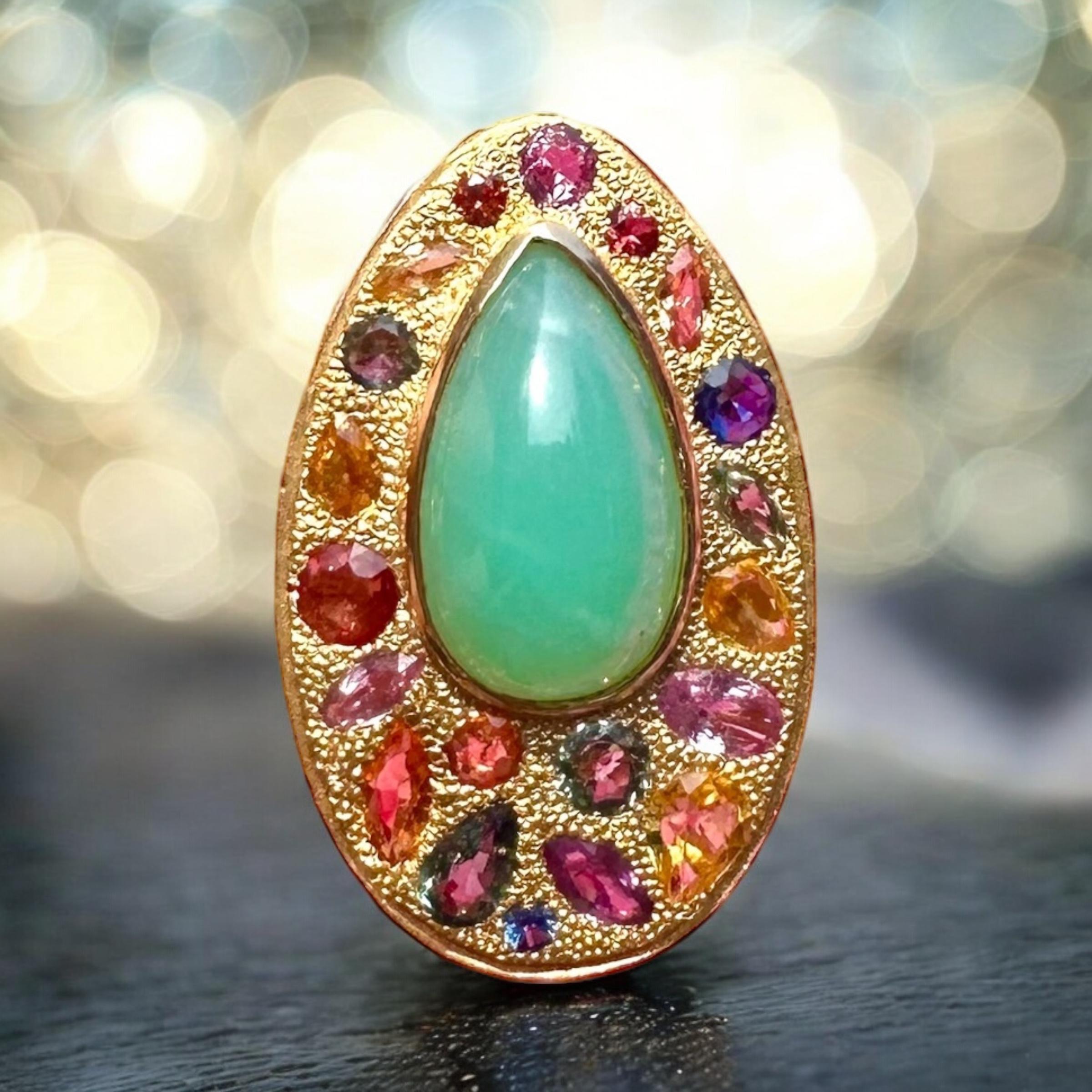 Artigiano Anello cocktail a pera in crisoprasio e zaffiri multicolore in oro 18 carati in vendita