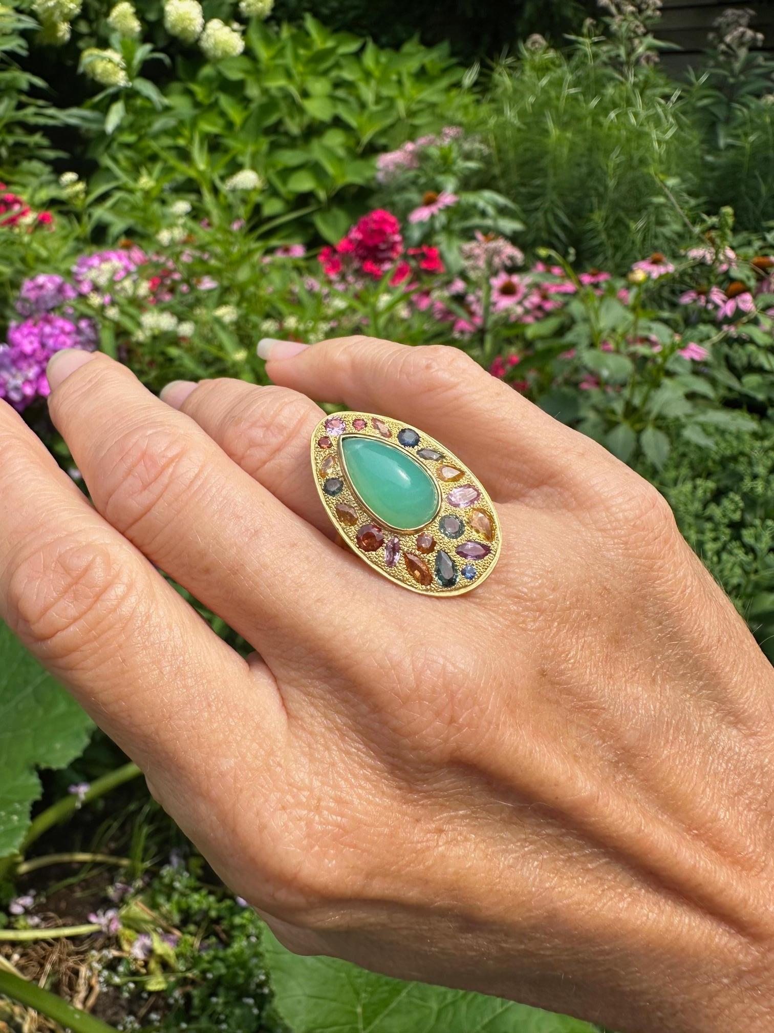 Anello cocktail a pera in crisoprasio e zaffiri multicolore in oro 18 carati In condizioni Nuovo in vendita a Winnetka, IL