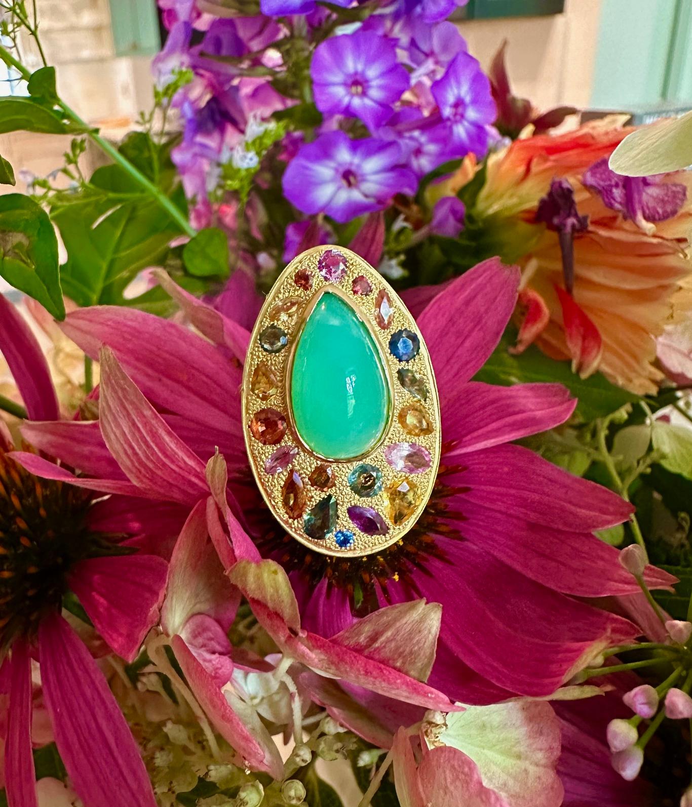 Anello cocktail a pera in crisoprasio e zaffiri multicolore in oro 18 carati in vendita 2