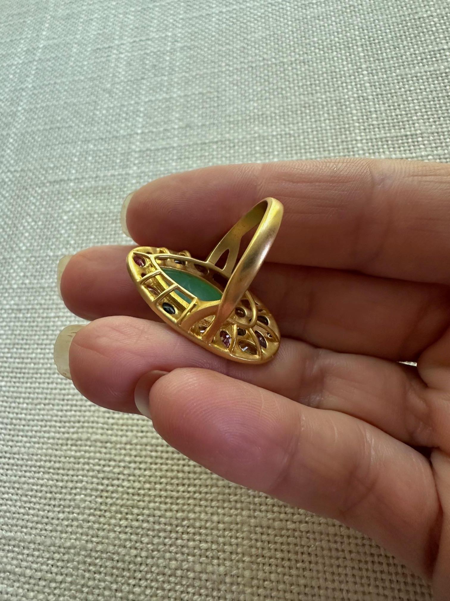 Anello cocktail a pera in crisoprasio e zaffiri multicolore in oro 18 carati in vendita 3