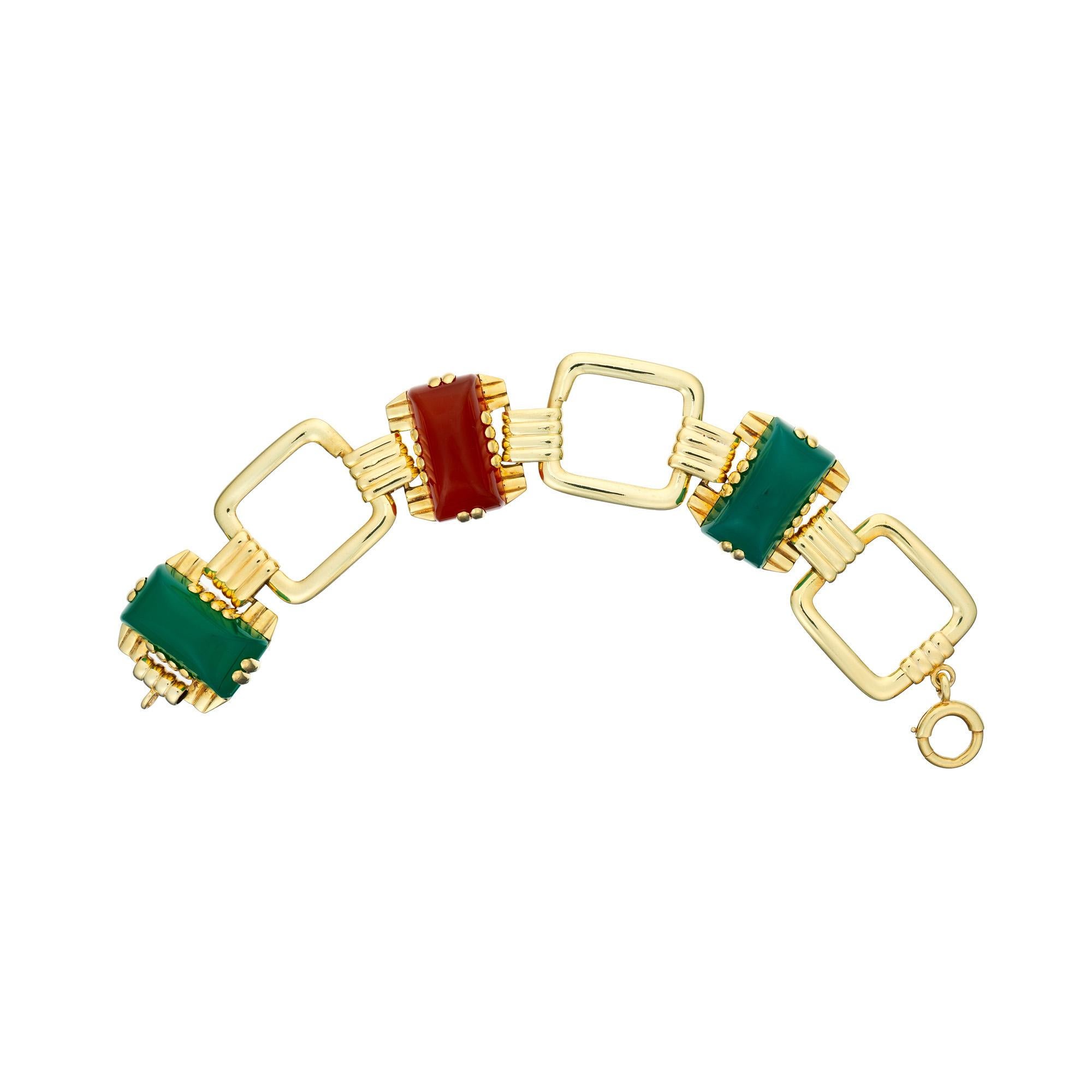 Découvrez une symphonie d'élégance et de couleurs avec notre bracelet moderniste 1940-1949 en cornaline et chrysoprase. Ce bracelet exquis de 8,25 pouces combine le vert luxuriant de deux grandes chrysoprases rectangulaires avec les teintes chaudes