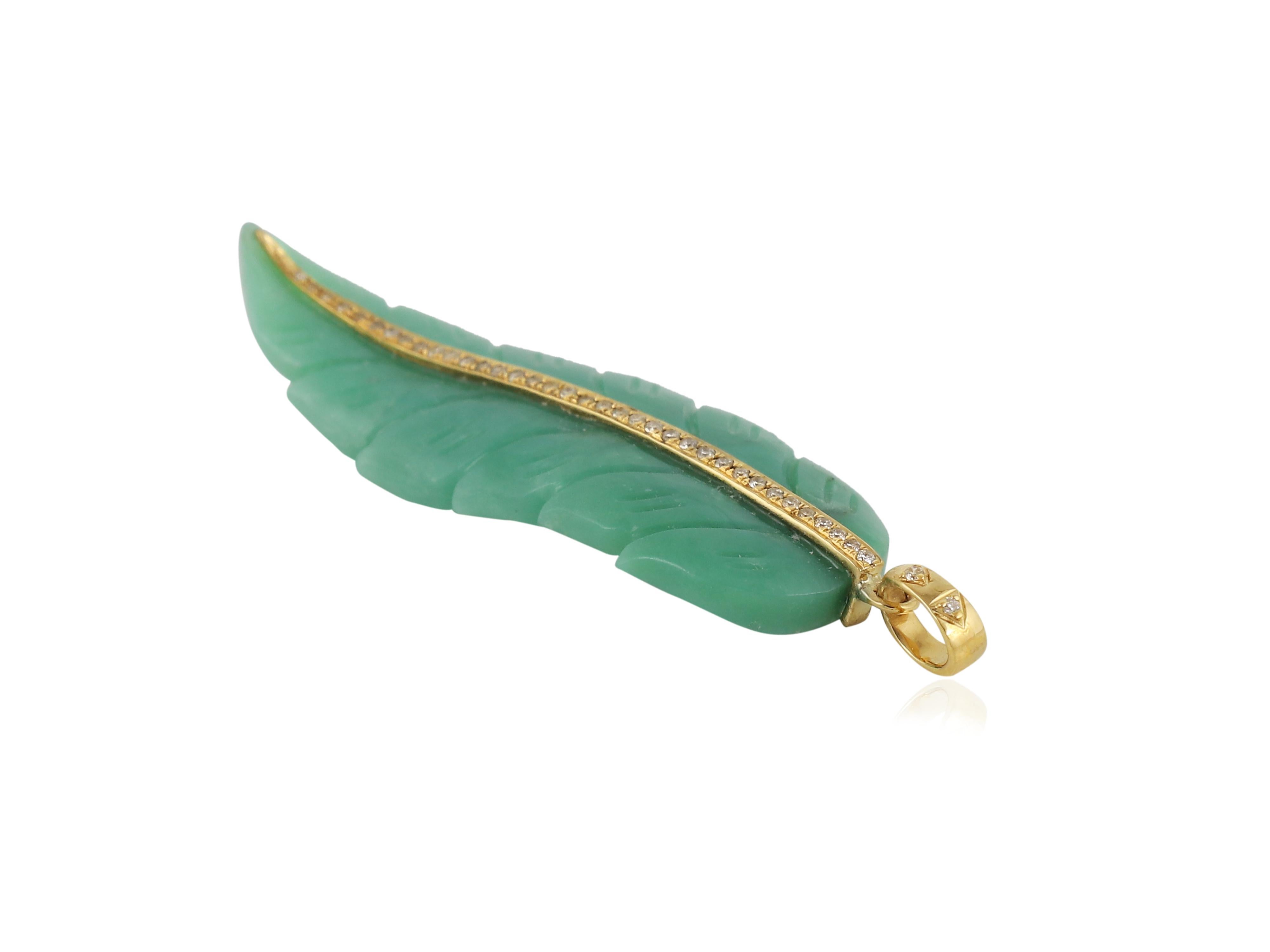 Non taillé Pendentif feuille sculptée en chrysoprase en or 18K et diamants naturels en vente
