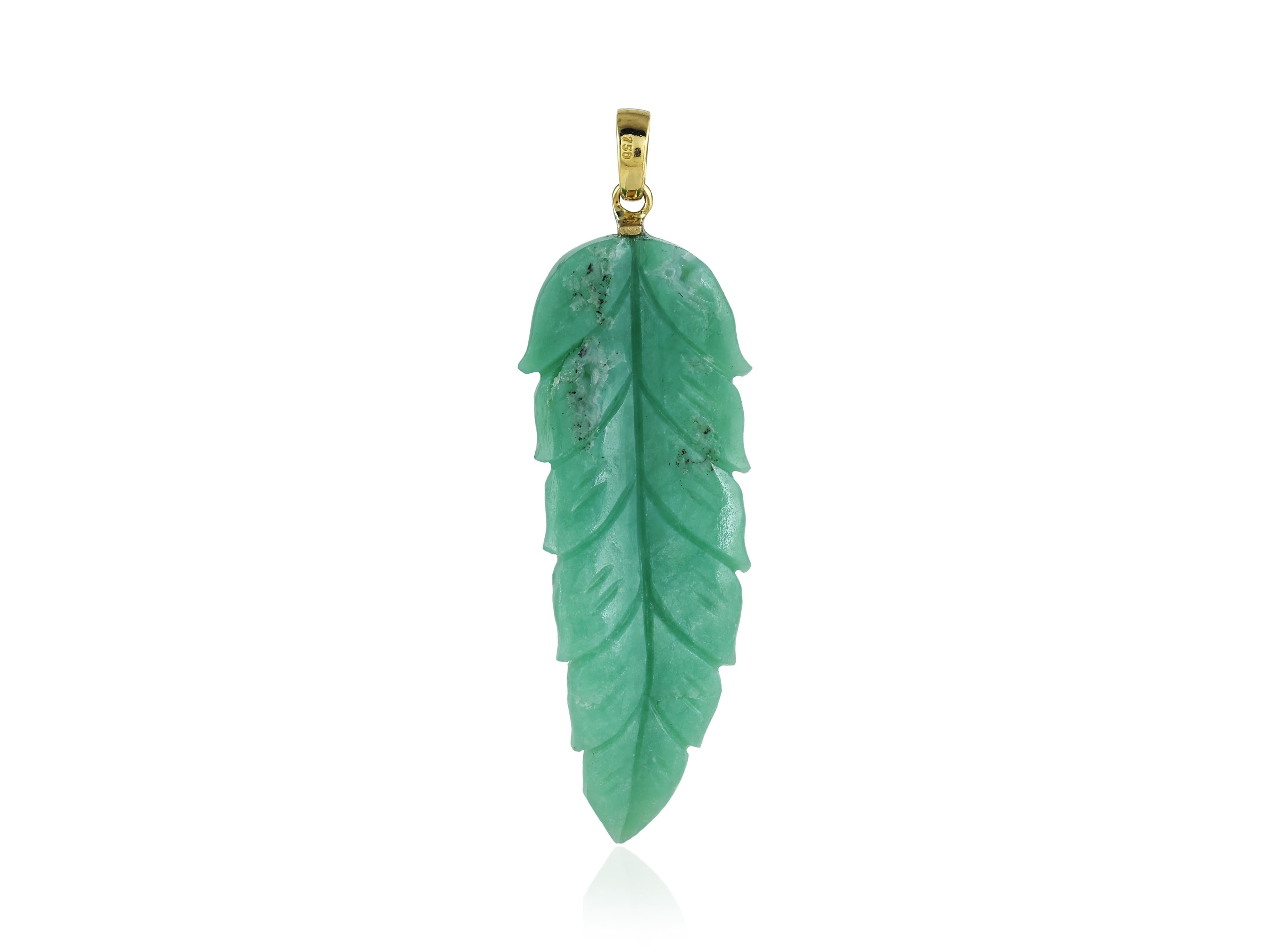 Pendentif feuille sculptée en chrysoprase en or 18K et diamants naturels Neuf - En vente à Bangkok,, TH