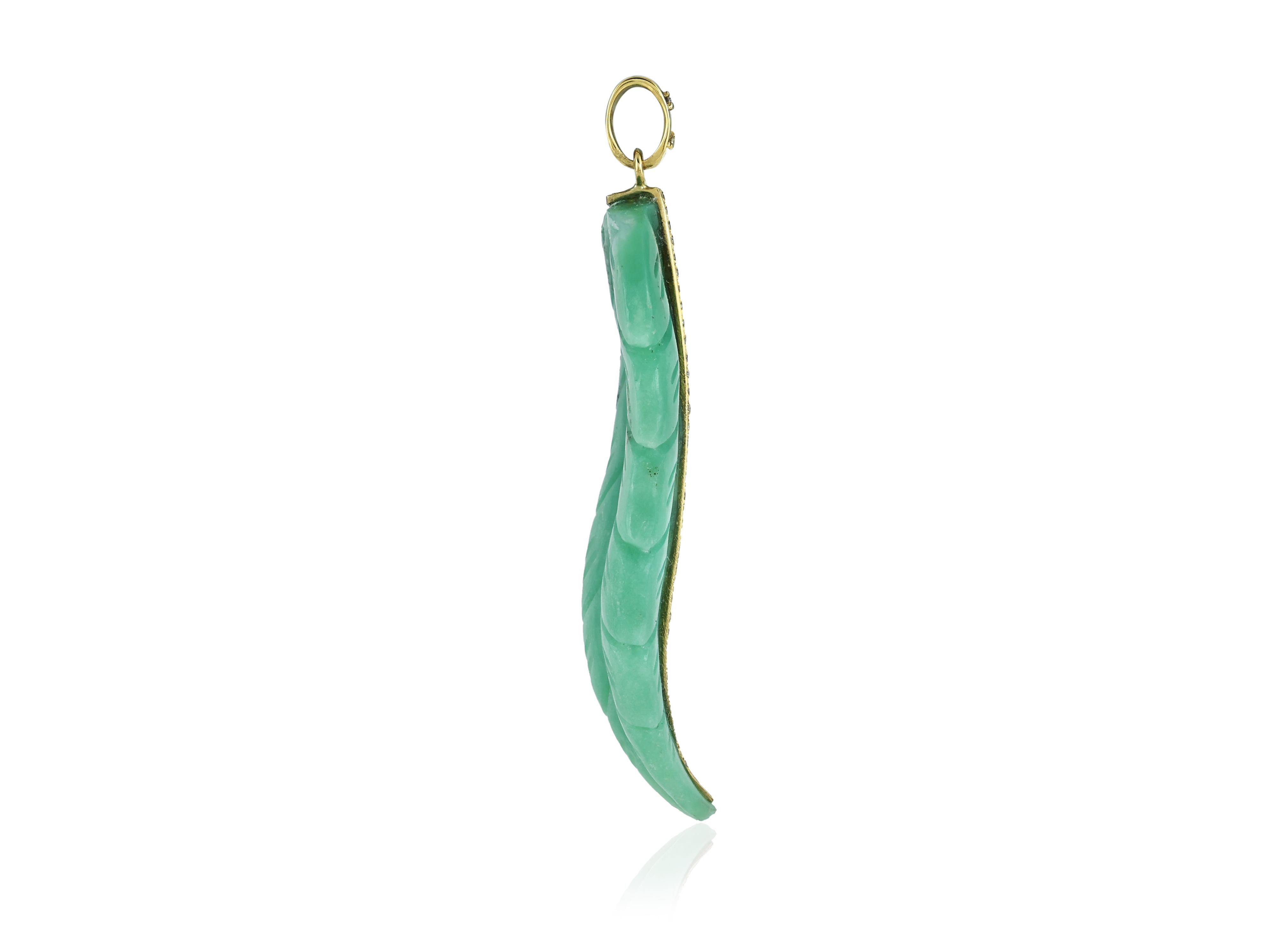 Pendentif feuille sculptée en chrysoprase en or 18K et diamants naturels Pour femmes en vente