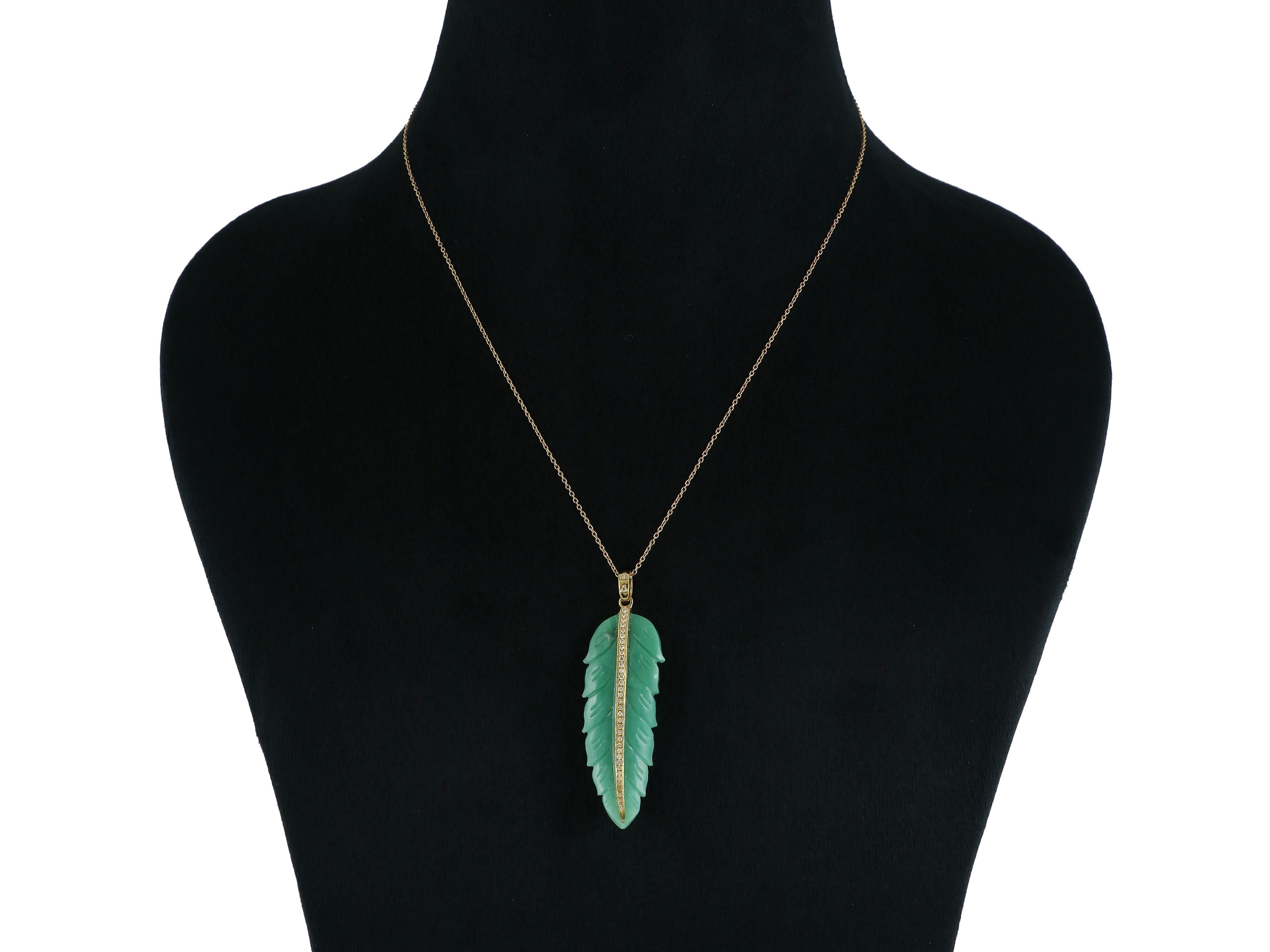 Pendentif feuille sculptée en chrysoprase en or 18K et diamants naturels en vente 1