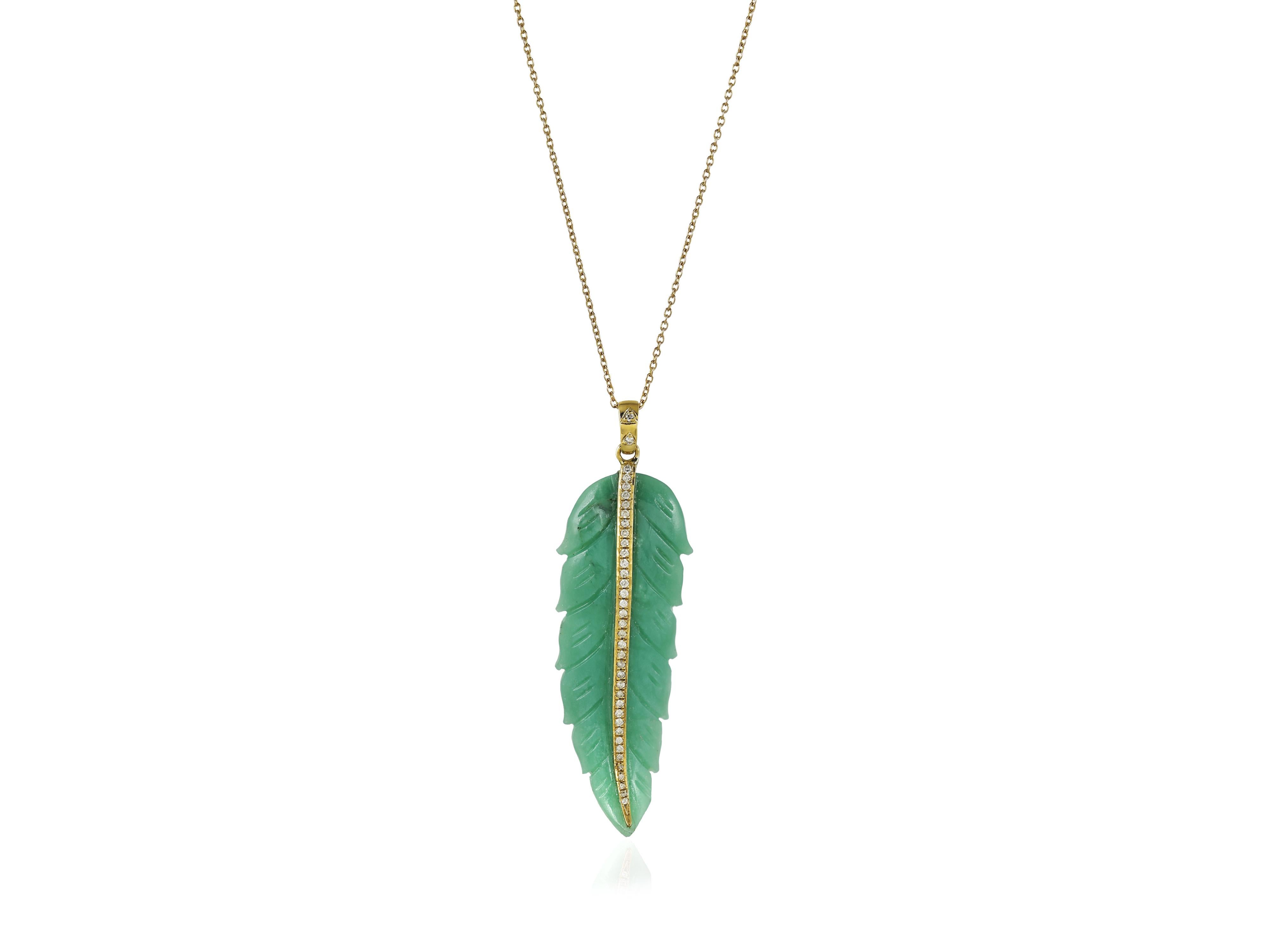 Pendentif feuille sculptée en chrysoprase en or 18K et diamants naturels en vente 3