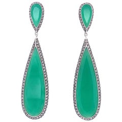 Boucles d'oreilles en goutte en or avec chrysoprase, calcédoine et diamants