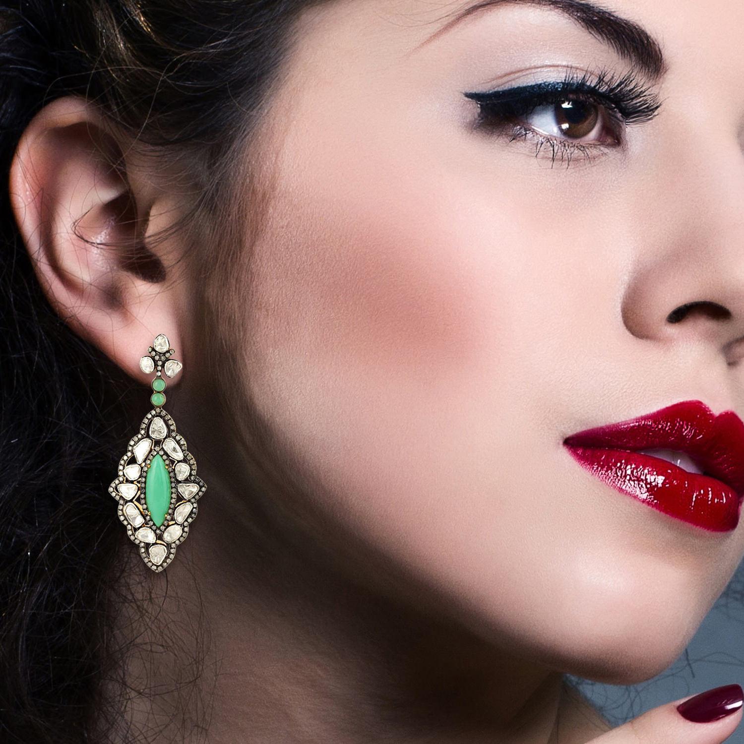 Il est accompagné d'une évaluation gemmologique par la GIA (GG/AJP).
Toutes les pierres précieuses sont naturelles.
Chrysoprase = 6.90 Carats
Diamants = 1,45 carats
Métal : or 18K, argent sterling