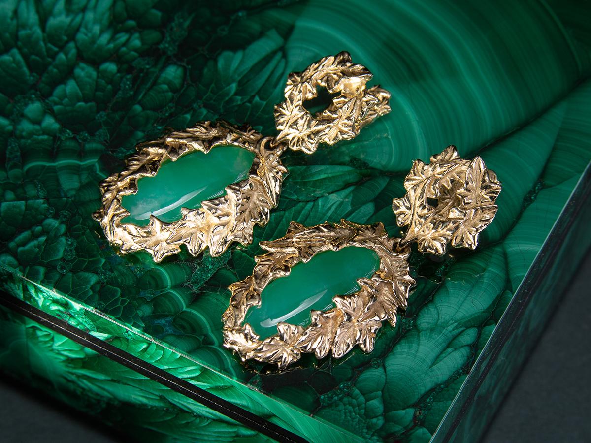 Boucles d'oreilles en or et chrysoprase vert lierre pendantes longues style art nouveau Unisexe en vente