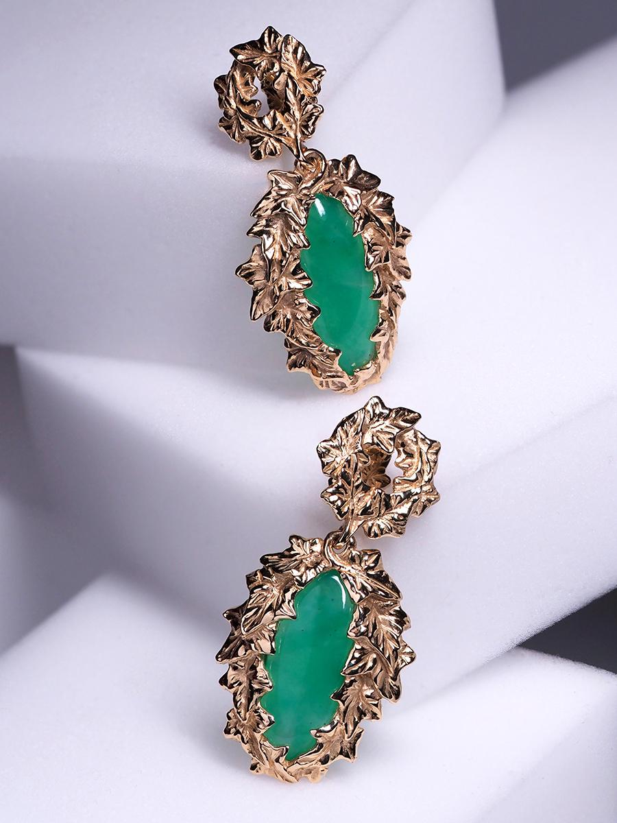 Boucles d'oreilles en or et chrysoprase vert lierre pendantes longues style art nouveau en vente 3