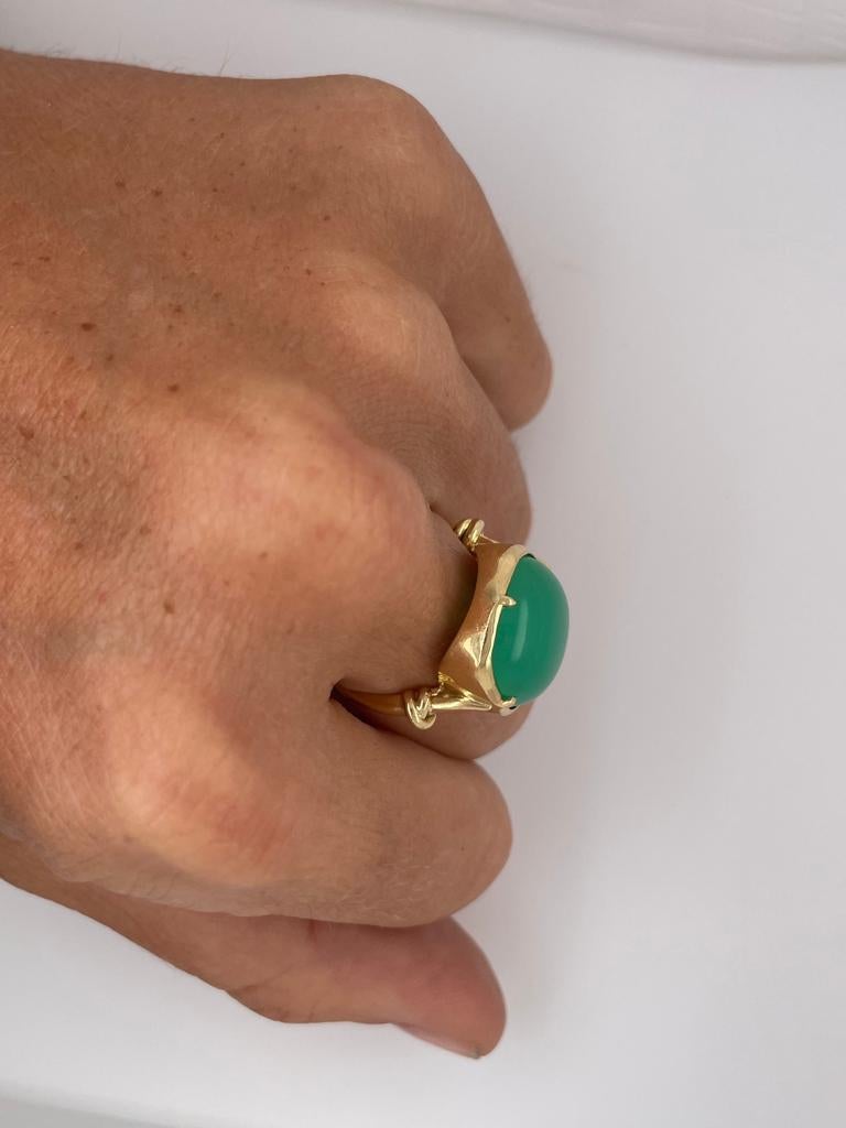 Chrysoprase Green Cabochon Knot Ring in 18ct Yellow Gold For Sale 2