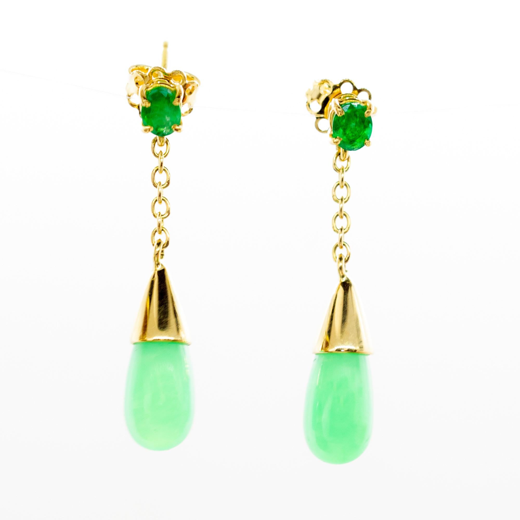 Verträumte Ohrringe aus grünem Chrysopras und kostbarem natürlichem Smaragd, verziert mit 18 Karat Gelbgold in einer einzigartigen Tropfenform. Lassen Sie sich von Intini Jewels, unserer mailändischen Traditionsmarke Handmade, mit modischen