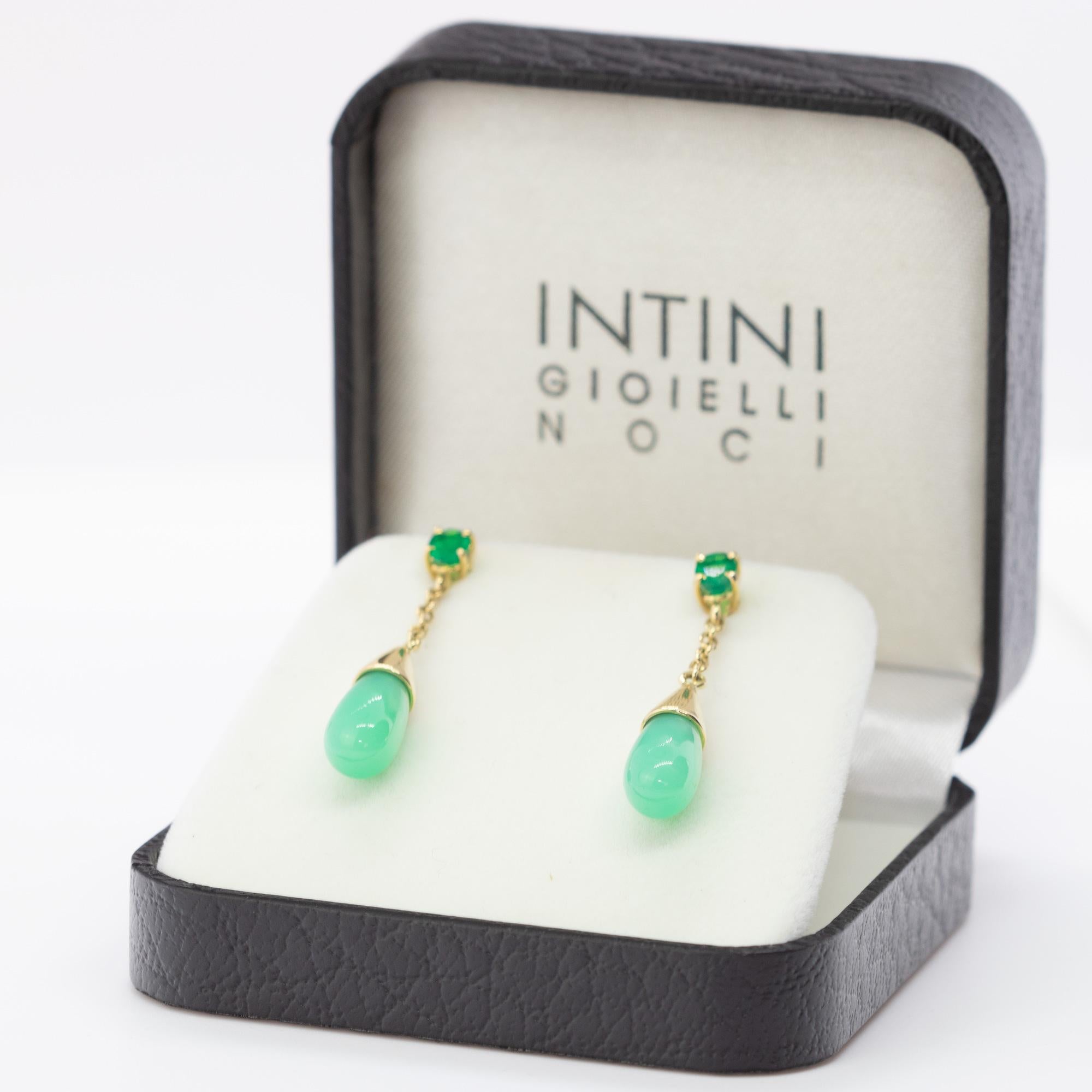 Chrysoprase Natürlicher Smaragd 18 Karat Gold Birnentropfen-Ohrhänger Cocktail-Ohrringe (Tropfenschliff) im Angebot