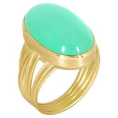 Anillo de cinta de oro con cabujón ovalado de crisoprasa, único en su especie, Barbara Heinrich 2024