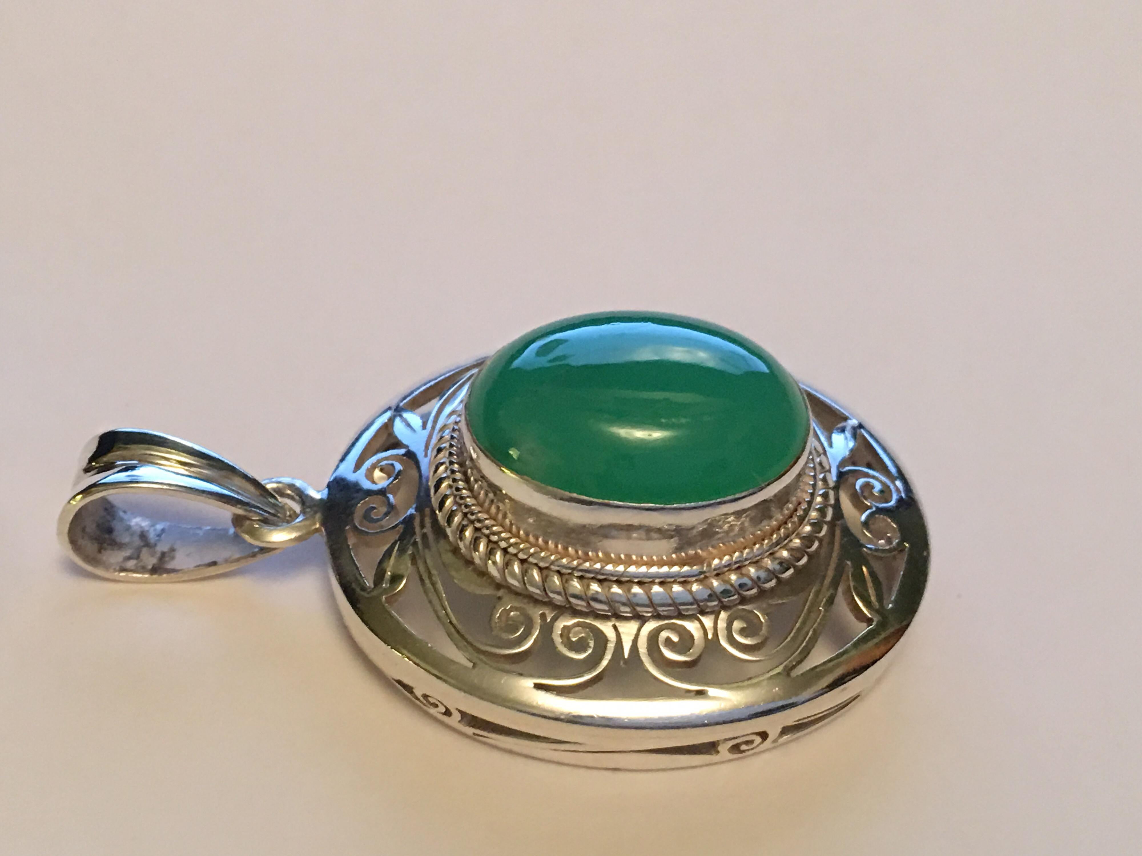 La chrysoprase mesure 12 MM X 16 MM .
La taille de la partie en argent est de 21 MM X 31 MM. (Sans boucle, où on met la chaîne)
Fabriqué à la main, unique en son genre.
Le pendentif total pèse 11.57 grammes.
