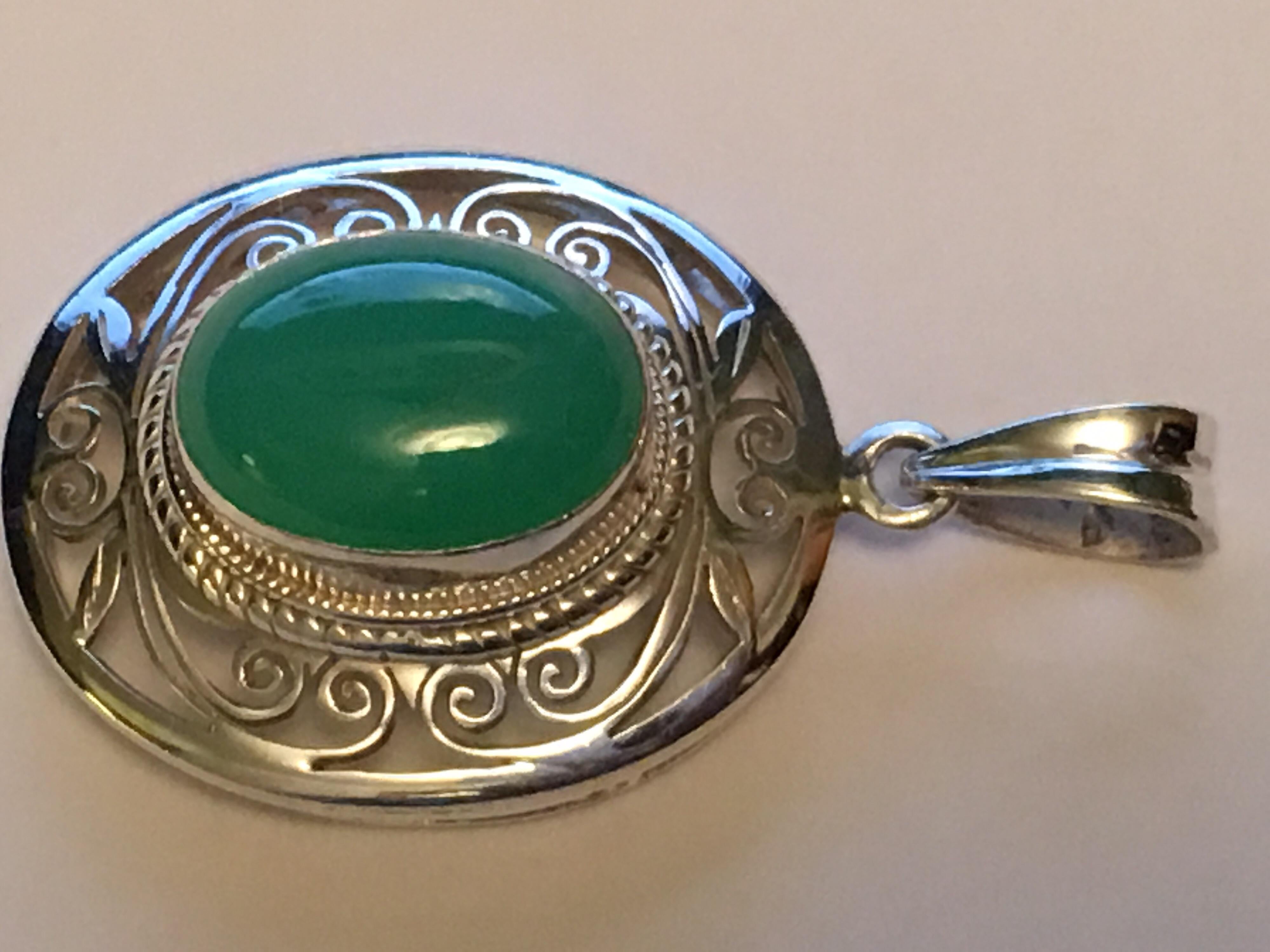 Chrysoprase Pendant Set in Sterling Silver For Sale 2