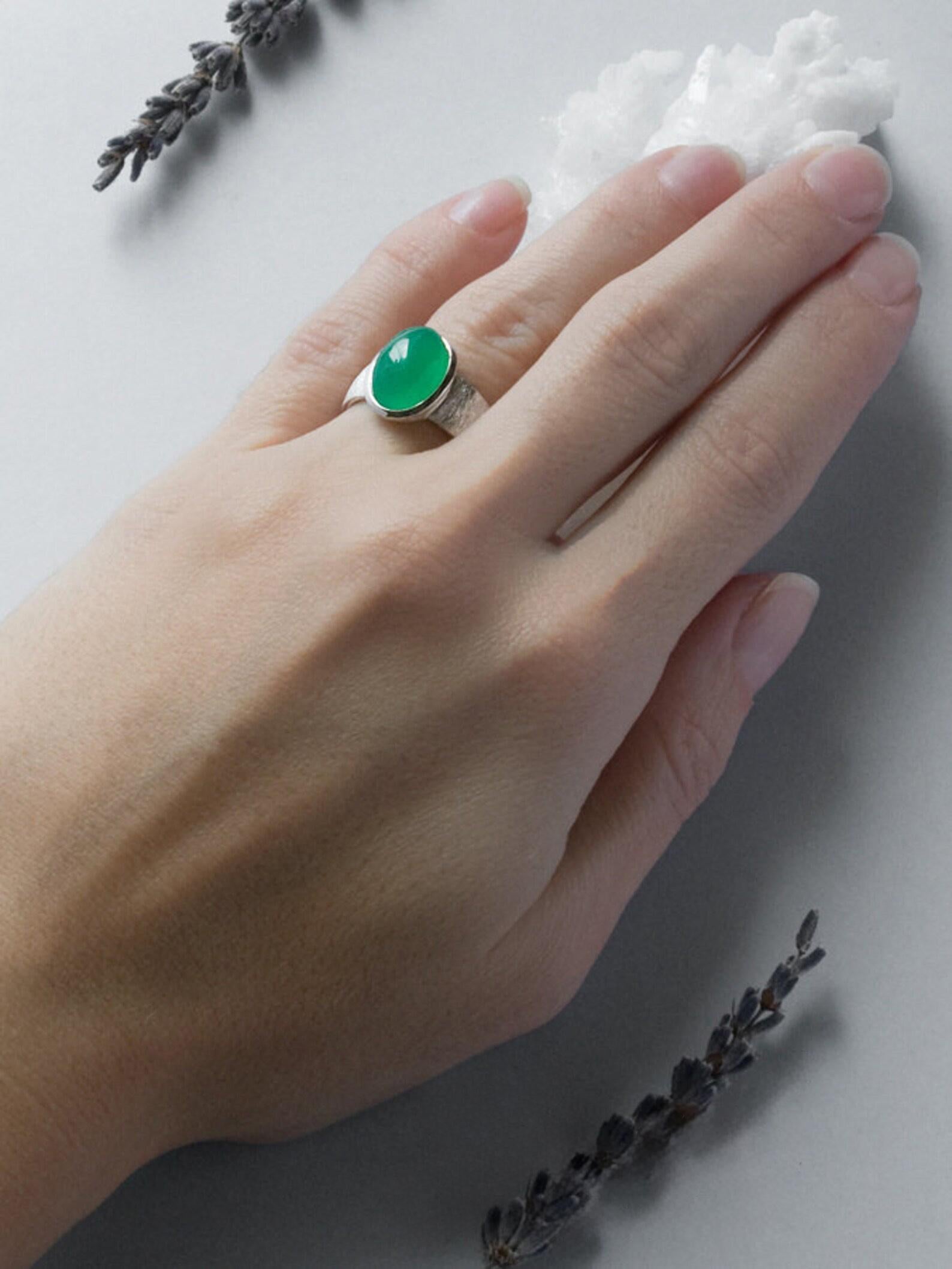 Artigiano Crisoprasio Anello d'argento graffiato Gemma traslucida e luminosa di colore verde neon in vendita