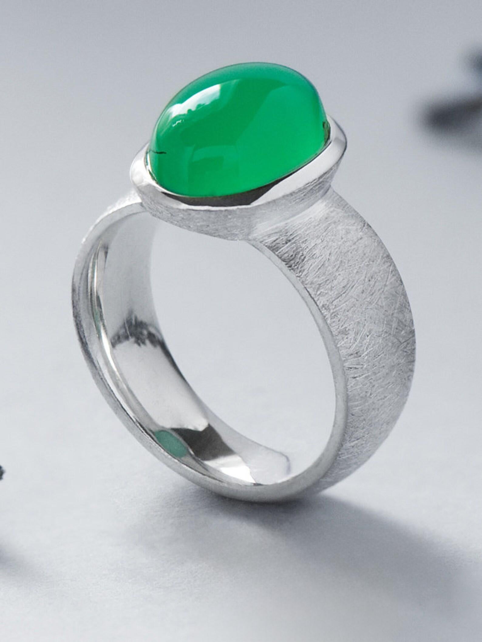Cabochon Crisoprasio Anello d'argento graffiato Gemma traslucida e luminosa di colore verde neon in vendita