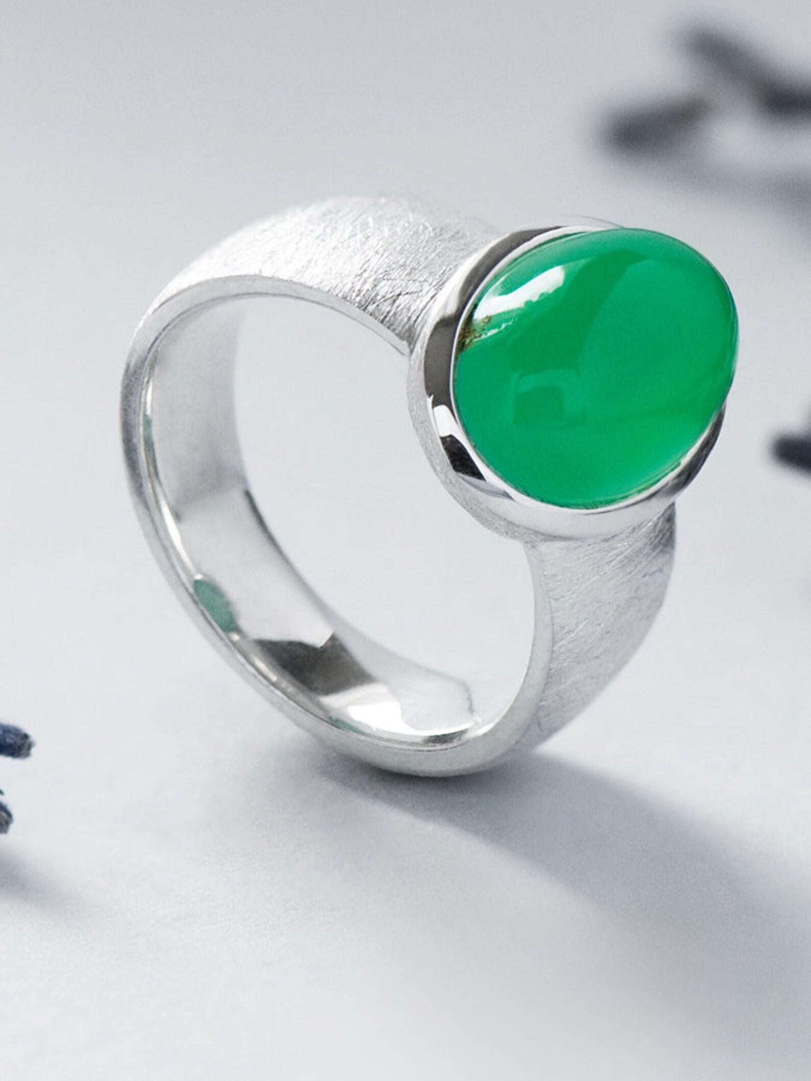 Crisoprasio Anello d'argento graffiato Gemma traslucida e luminosa di colore verde neon In condizioni Nuovo in vendita a Berlin, DE