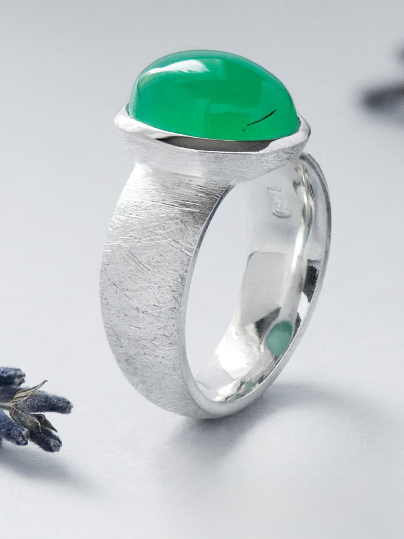 Crisoprasio Anello d'argento graffiato Gemma traslucida e luminosa di colore verde neon in vendita 1