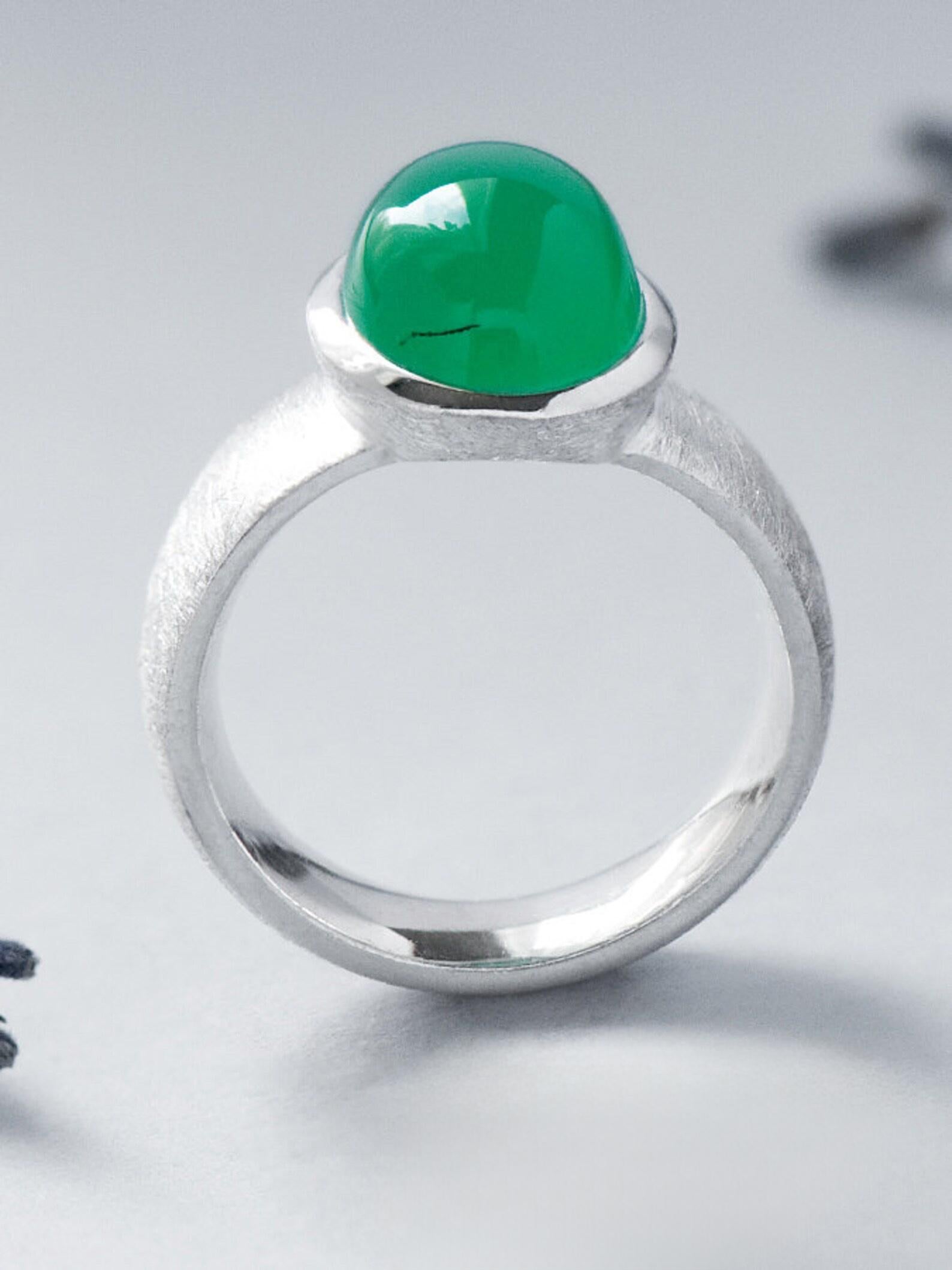 Crisoprasio Anello d'argento graffiato Gemma traslucida e luminosa di colore verde neon in vendita 2