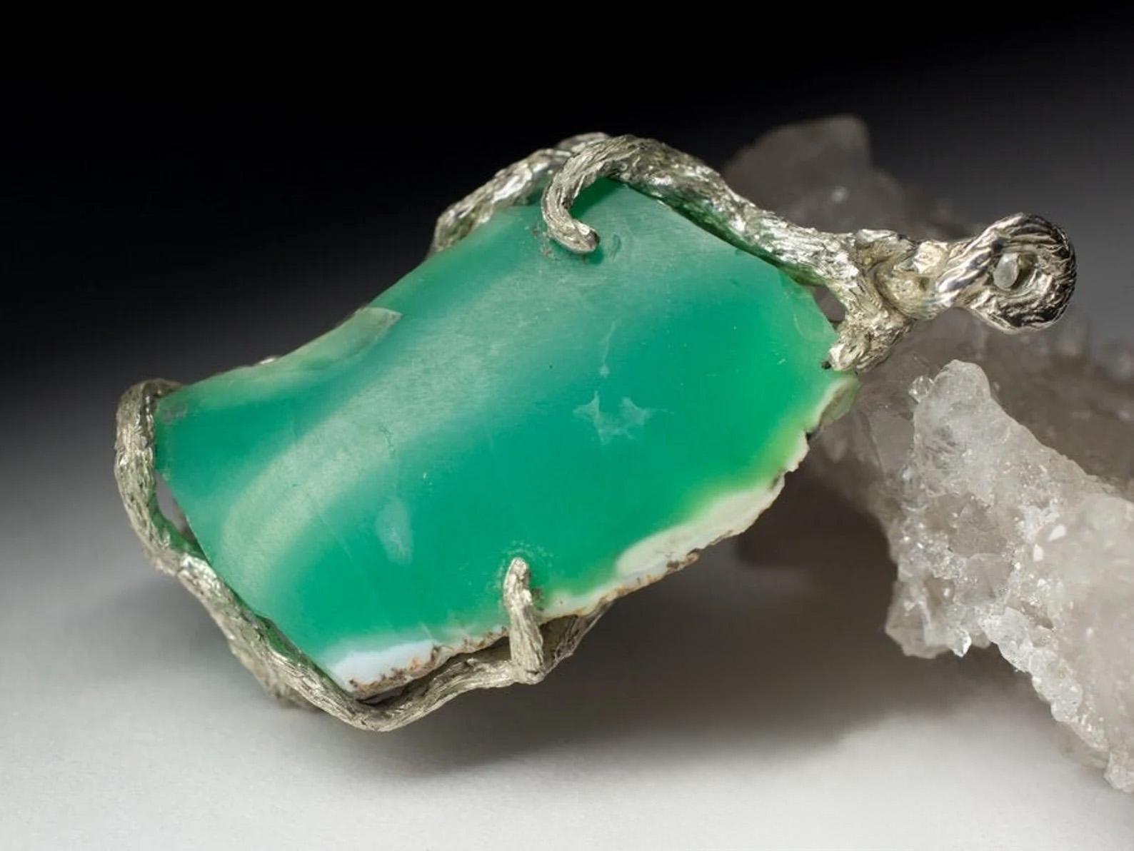 Ciondolo in argento con Crisoprasio naturale
origine della gemma - Kazakistan
Misure del crisoprasio - 0,55 x 0,71 x 1,26 in / 14 х 18 х 32 mm
Peso del crisoprasio - 34,5 carati
Lunghezza del ciondolo - 1,65 in / 42 mm
Peso del ciondolo - 12,90