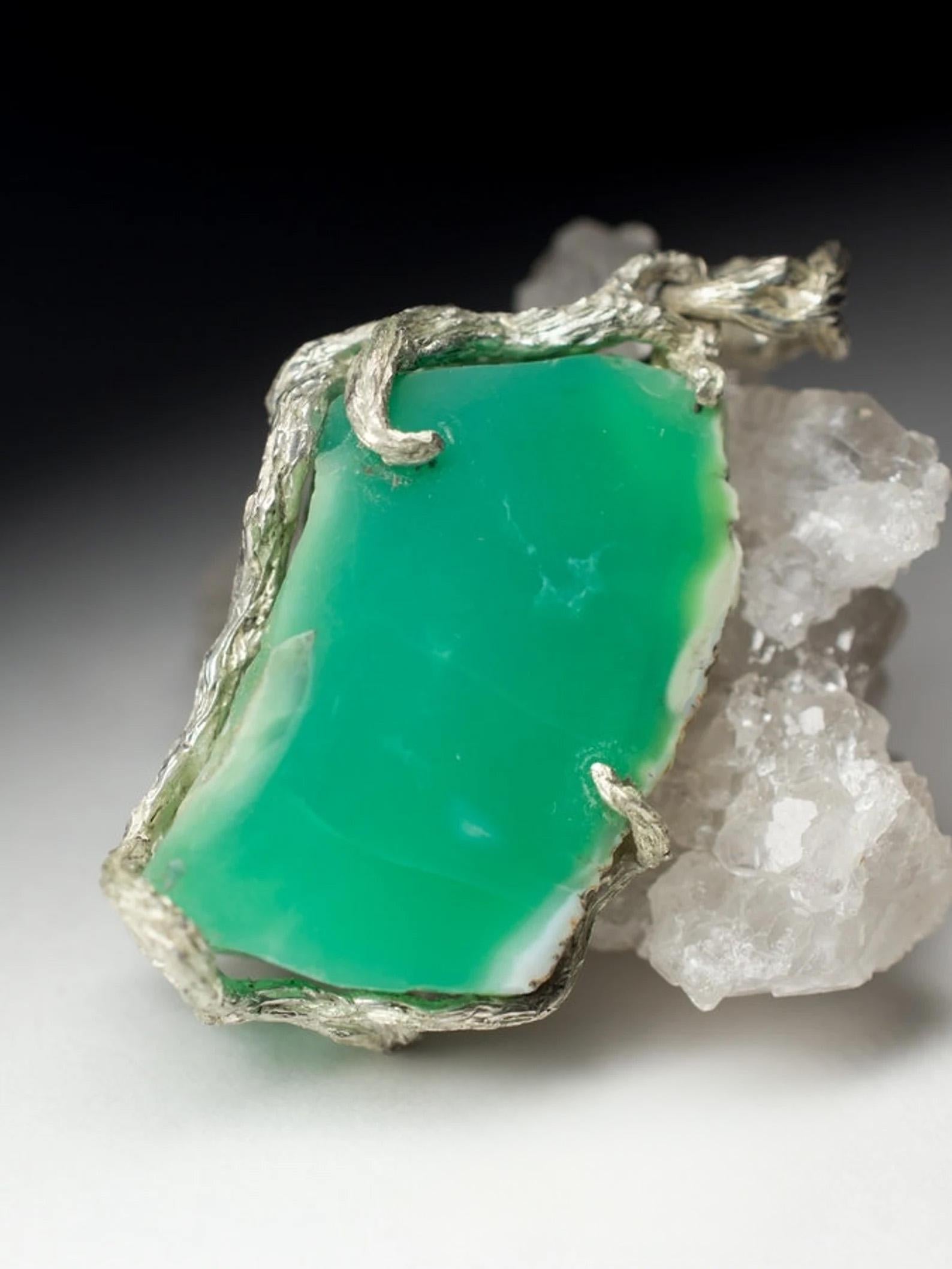 Artigiano Ciondolo in argento con crisoprasio, pietra preziosa verde naturale, gioielleria unisex di dichiarazione in vendita
