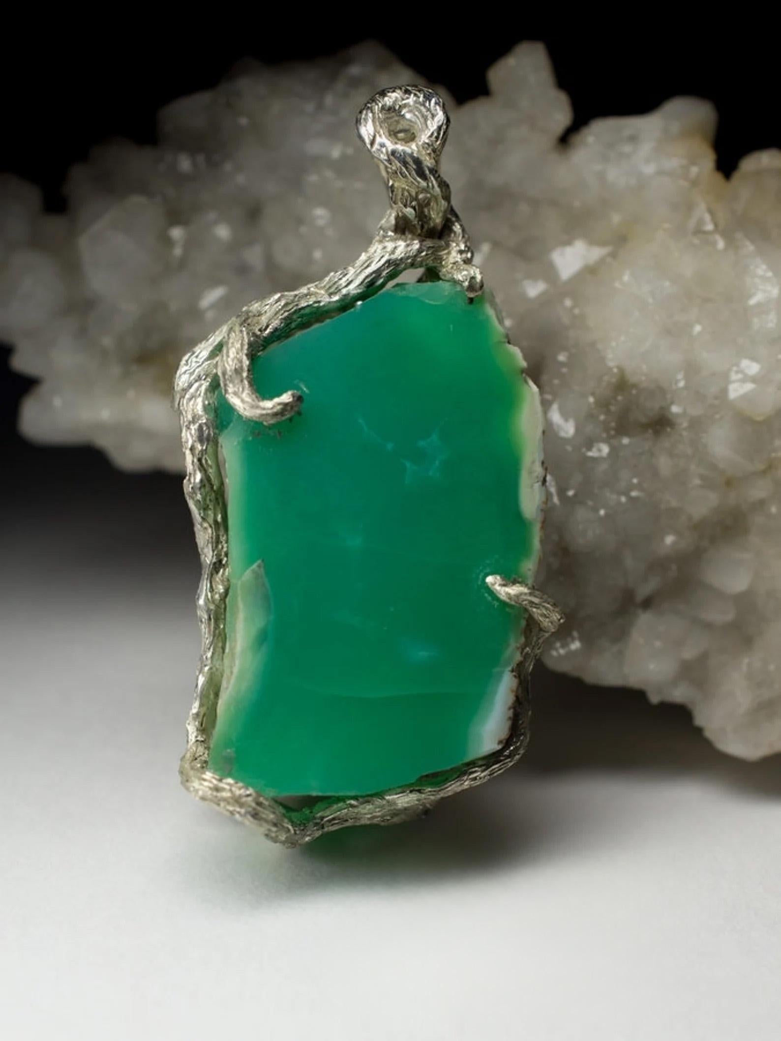 Ciondolo in argento con crisoprasio, pietra preziosa verde naturale, gioielleria unisex di dichiarazione In condizioni Nuovo in vendita a Berlin, DE
