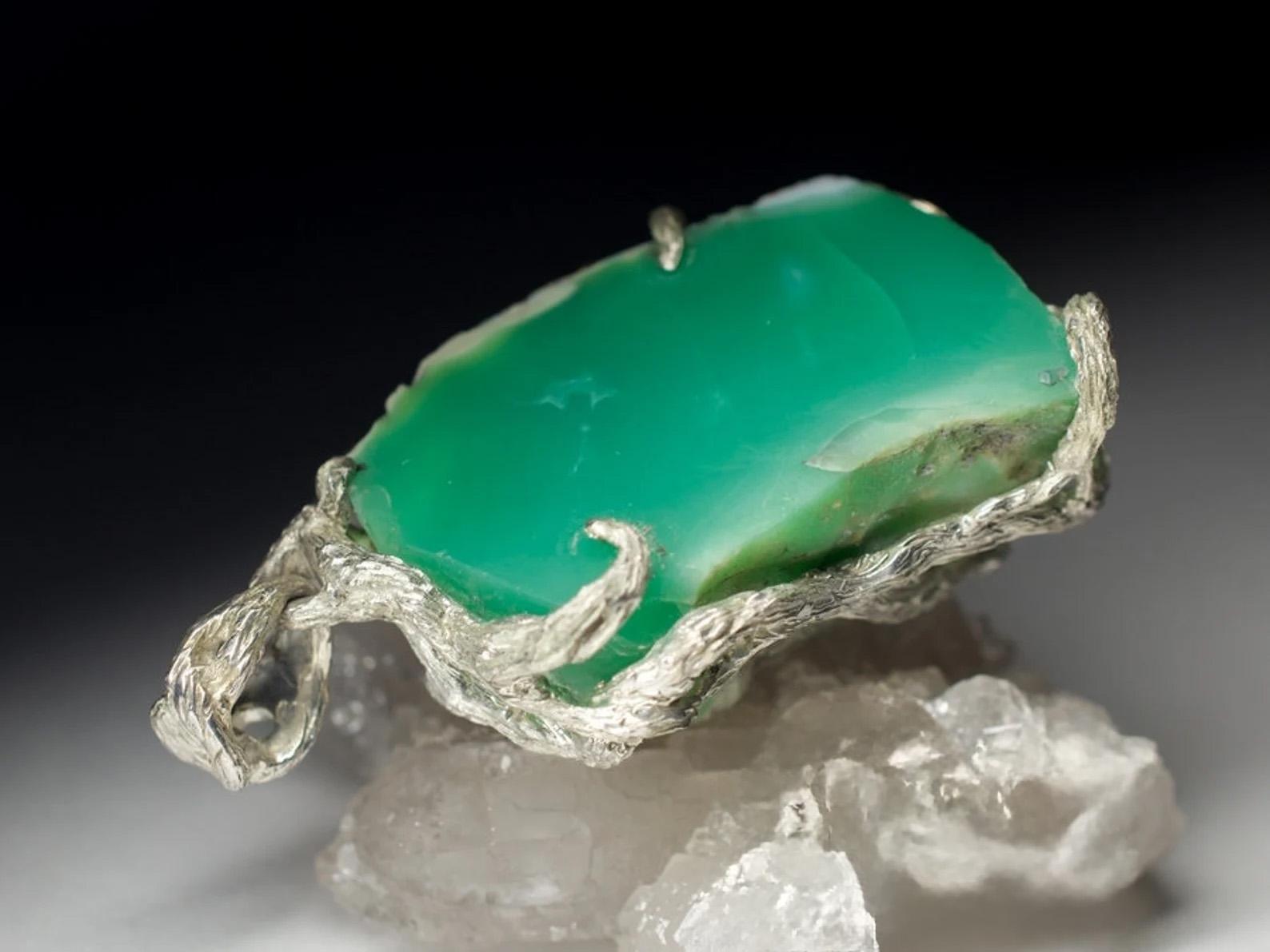 Ciondolo in argento con crisoprasio, pietra preziosa verde naturale, gioielleria unisex di dichiarazione in vendita 1