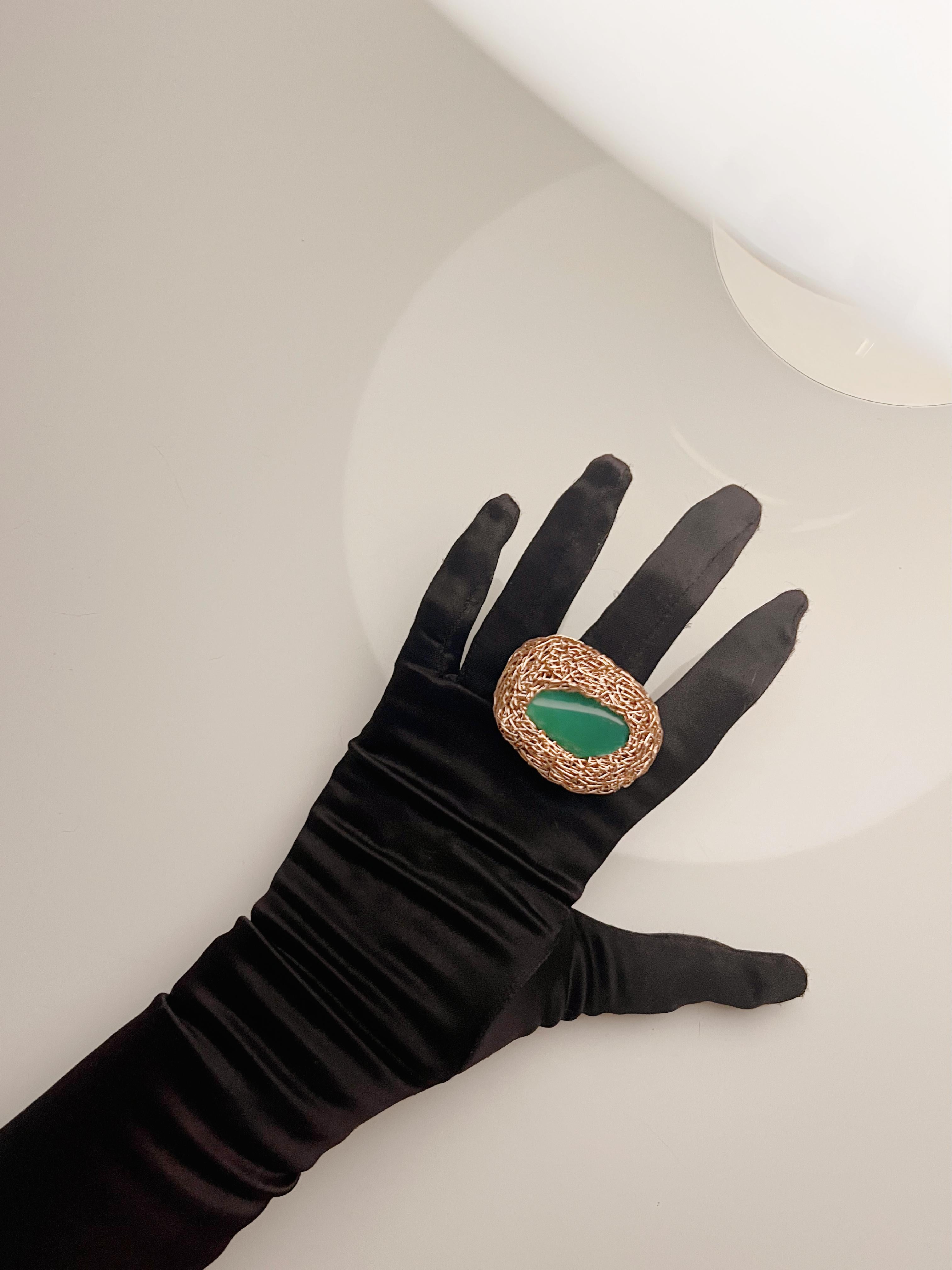 Ti presentiamo questa meravigliosa bellezza verde mela! Questo gioiello è intricato e disegnato a mano, nel caratteristico stile organico di Sheila Westera. Un Jewell dallo stile grezzo e lussuoso, accattivante e pieno di stile, grezzo e delicato