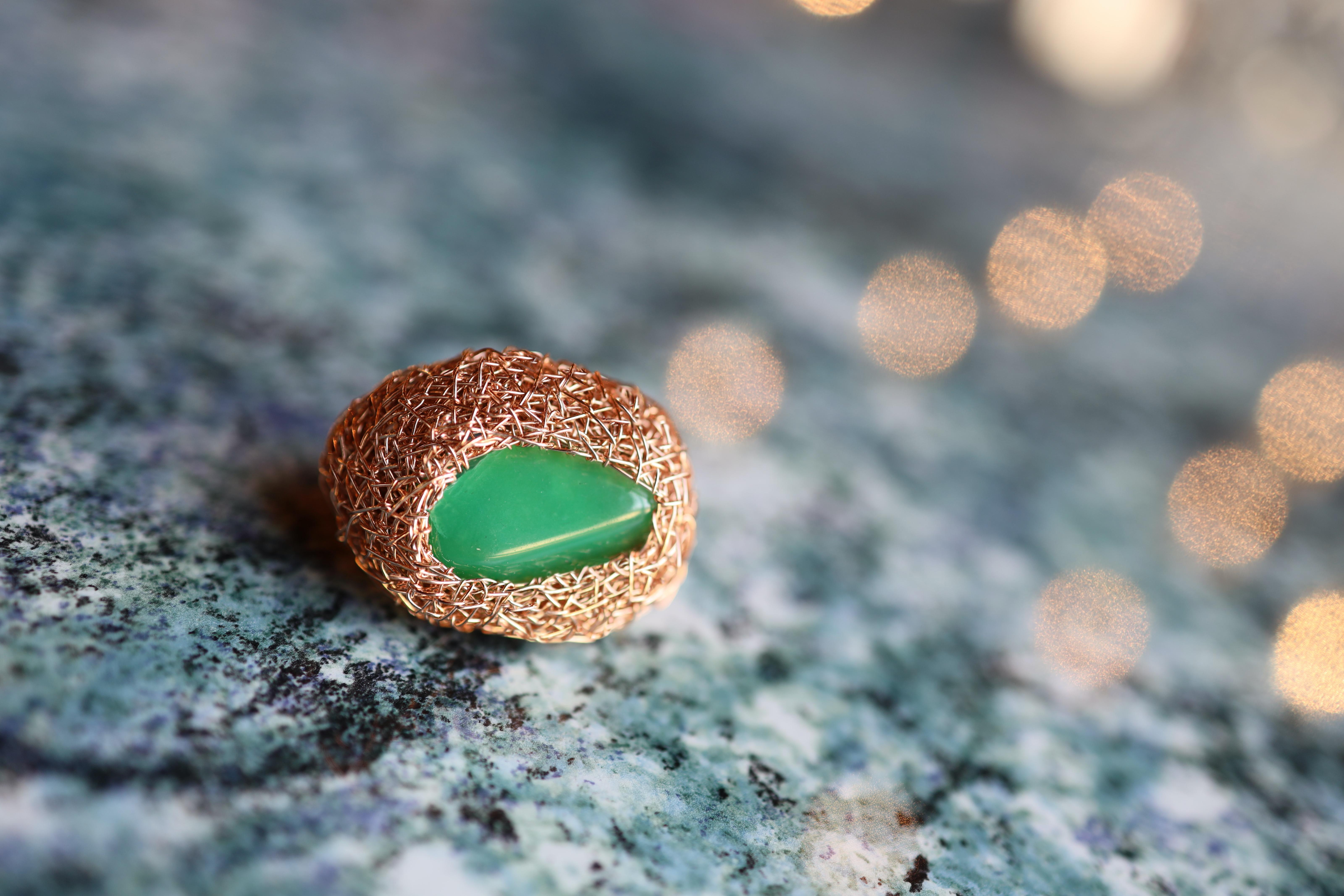 Contemporaneo Anello con pietra di crisoprasio, unico nel suo genere, realizzato dall'artista. in vendita