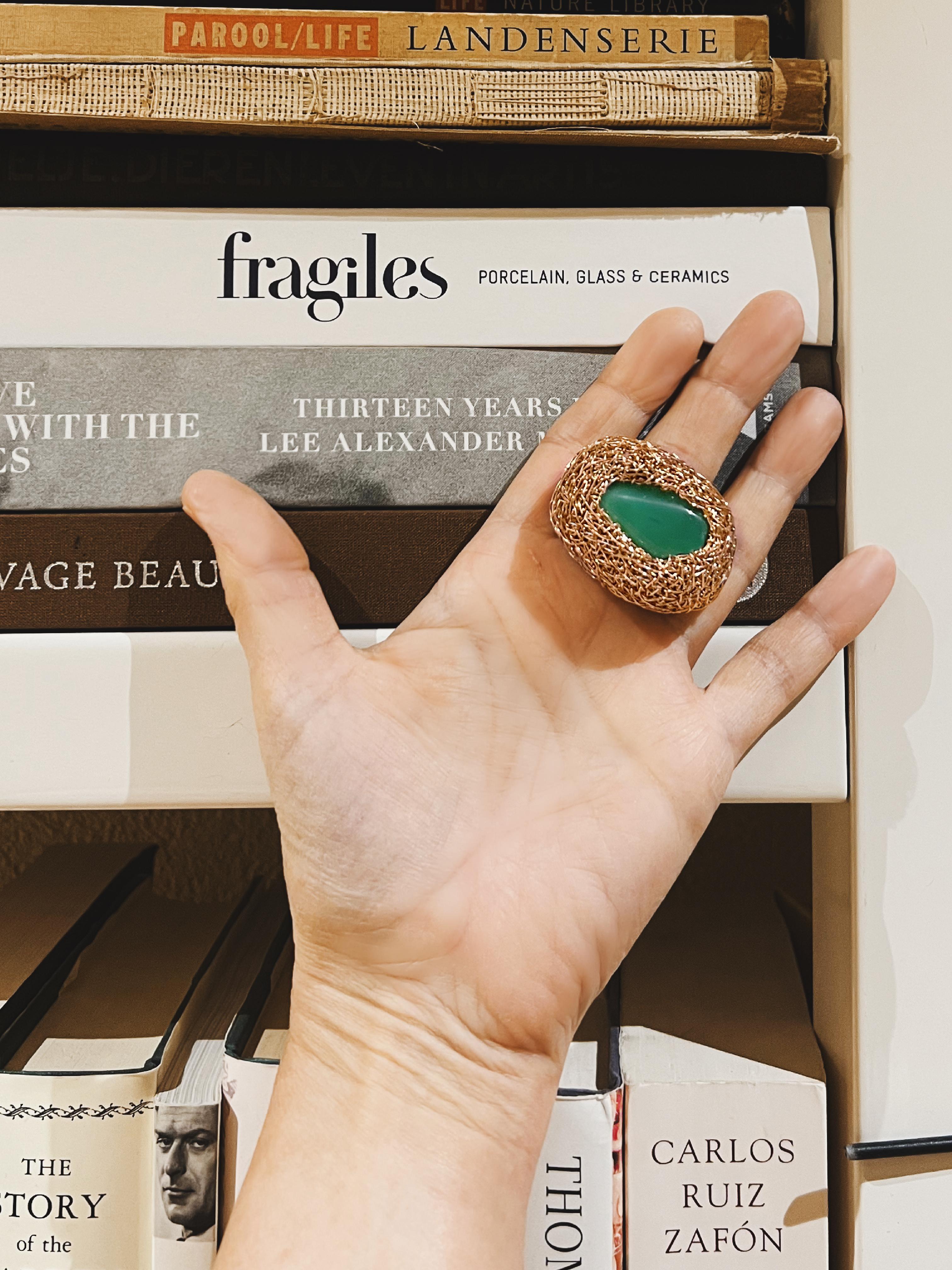 Anello con pietra di crisoprasio, unico nel suo genere, realizzato dall'artista. In condizioni Nuovo in vendita a Engelberg, CH