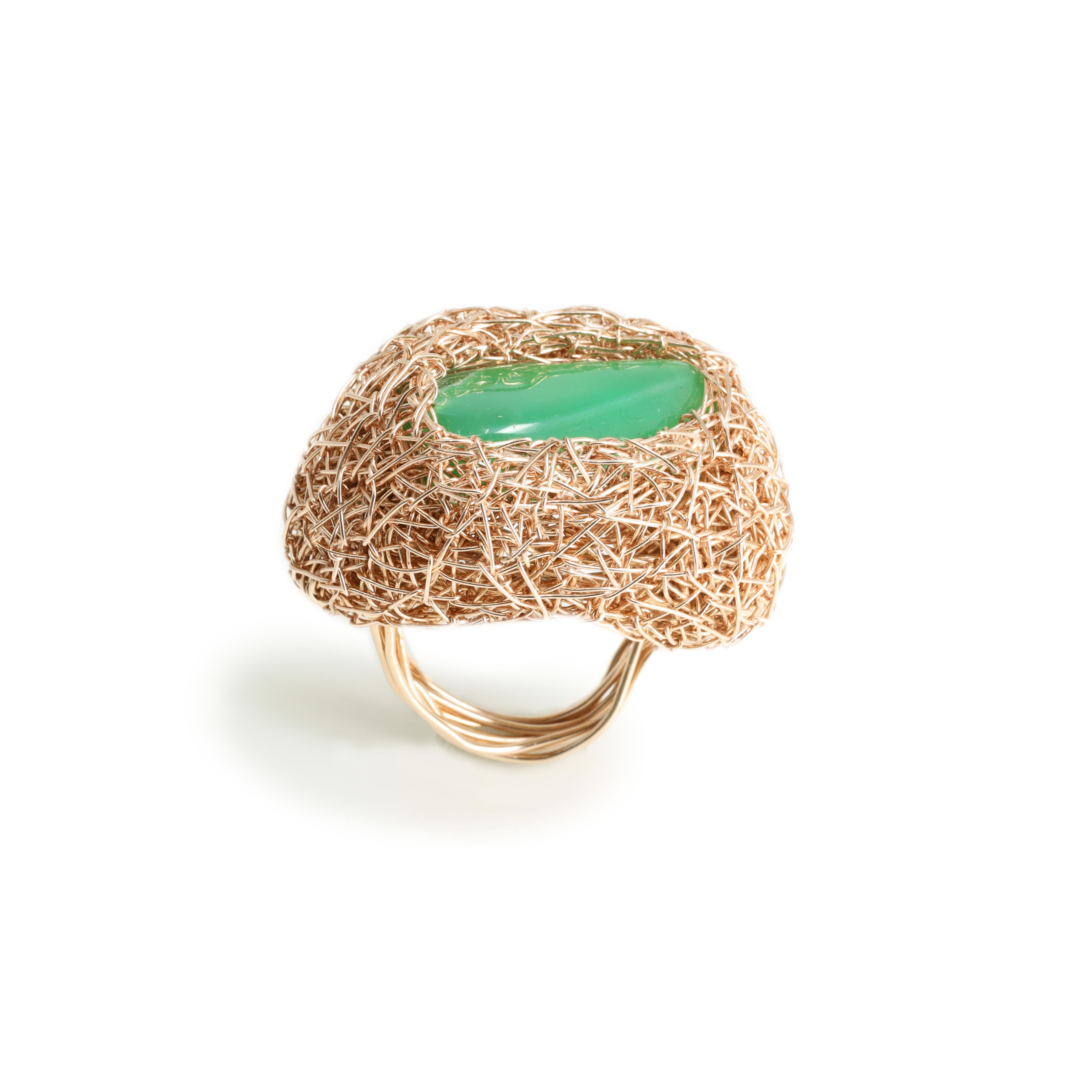 Anello con pietra di crisoprasio, unico nel suo genere, realizzato dall'artista. in vendita 1