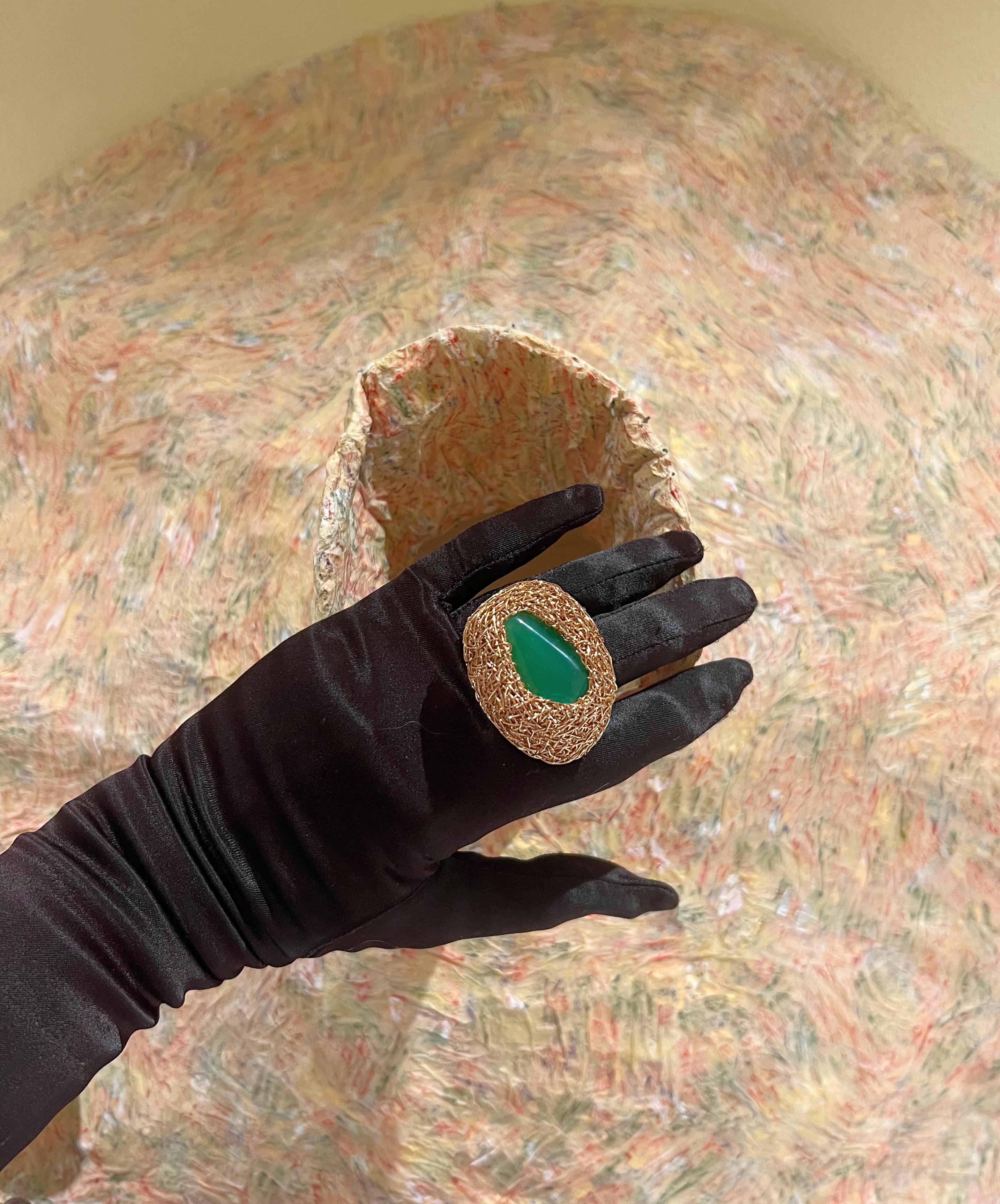 Anello con pietra di crisoprasio, unico nel suo genere, realizzato dall'artista. in vendita 2