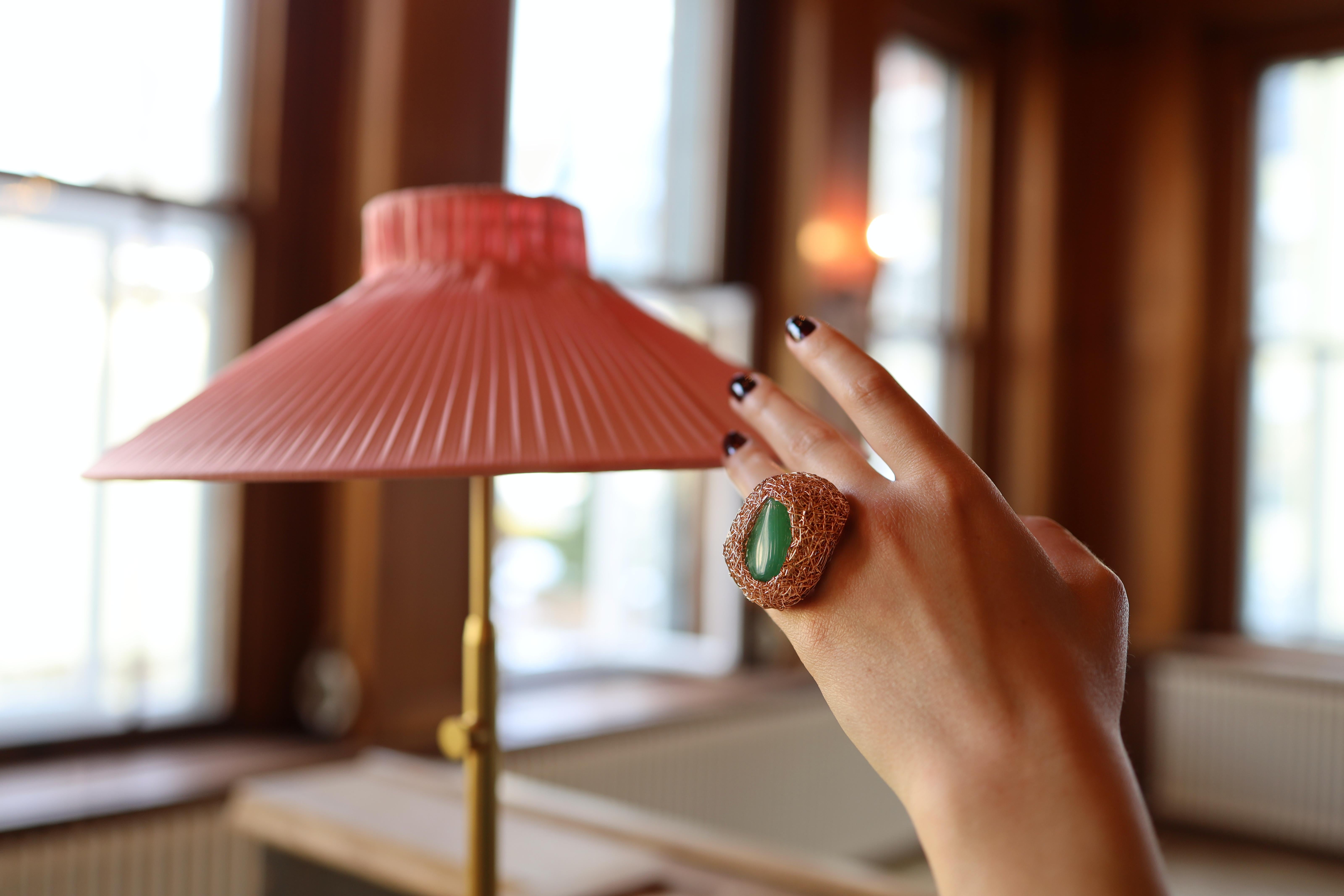 Anello con pietra di crisoprasio, unico nel suo genere, realizzato dall'artista. in vendita 3