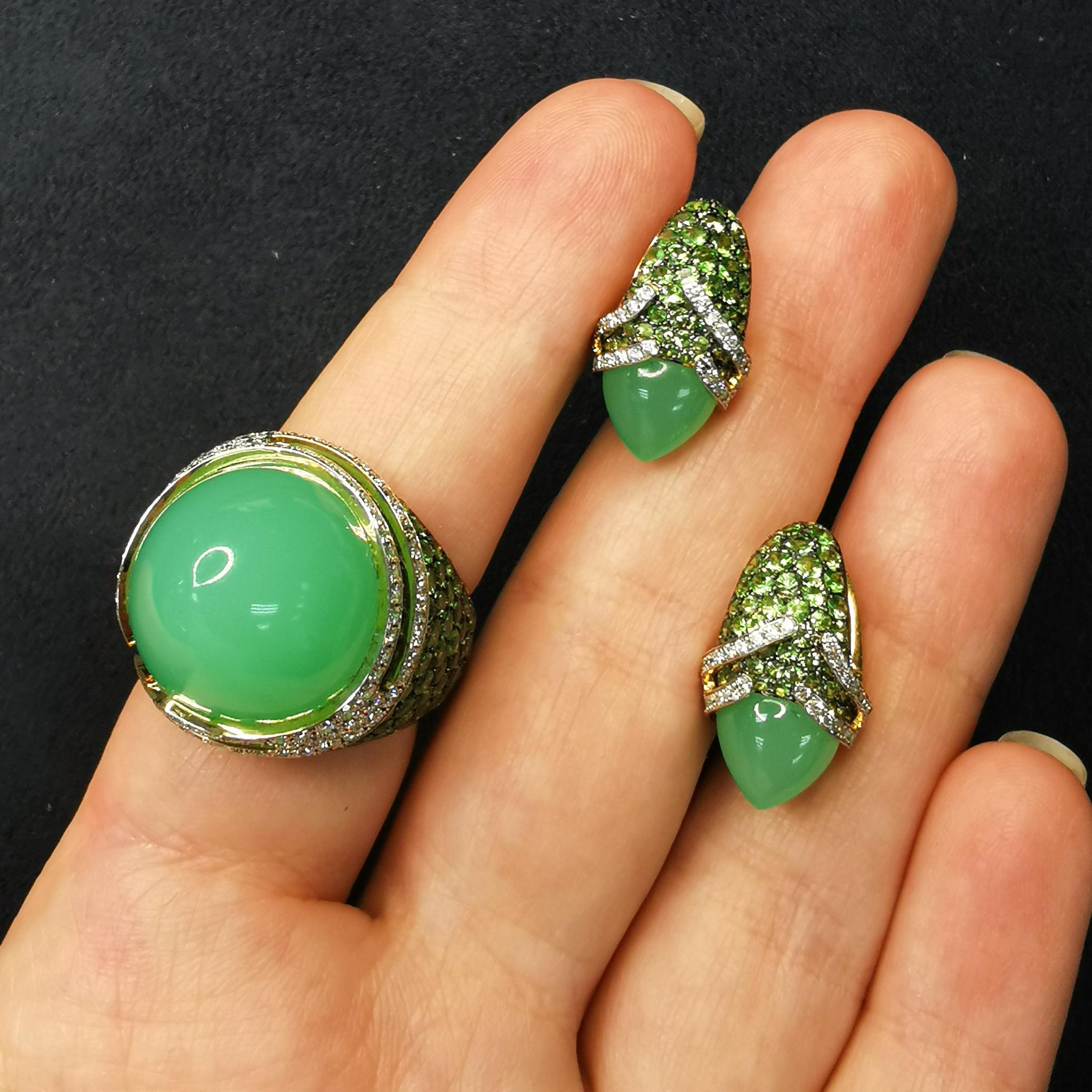 Chrysoprase Tsavorites Diamonds 18 Karat Gold Fuji Suite
Series of these Rings and Earrings isn't called Fuji for nothing, since the inspiration for the creation of these products came to us exactly from the contemplation of this majestic mountain.