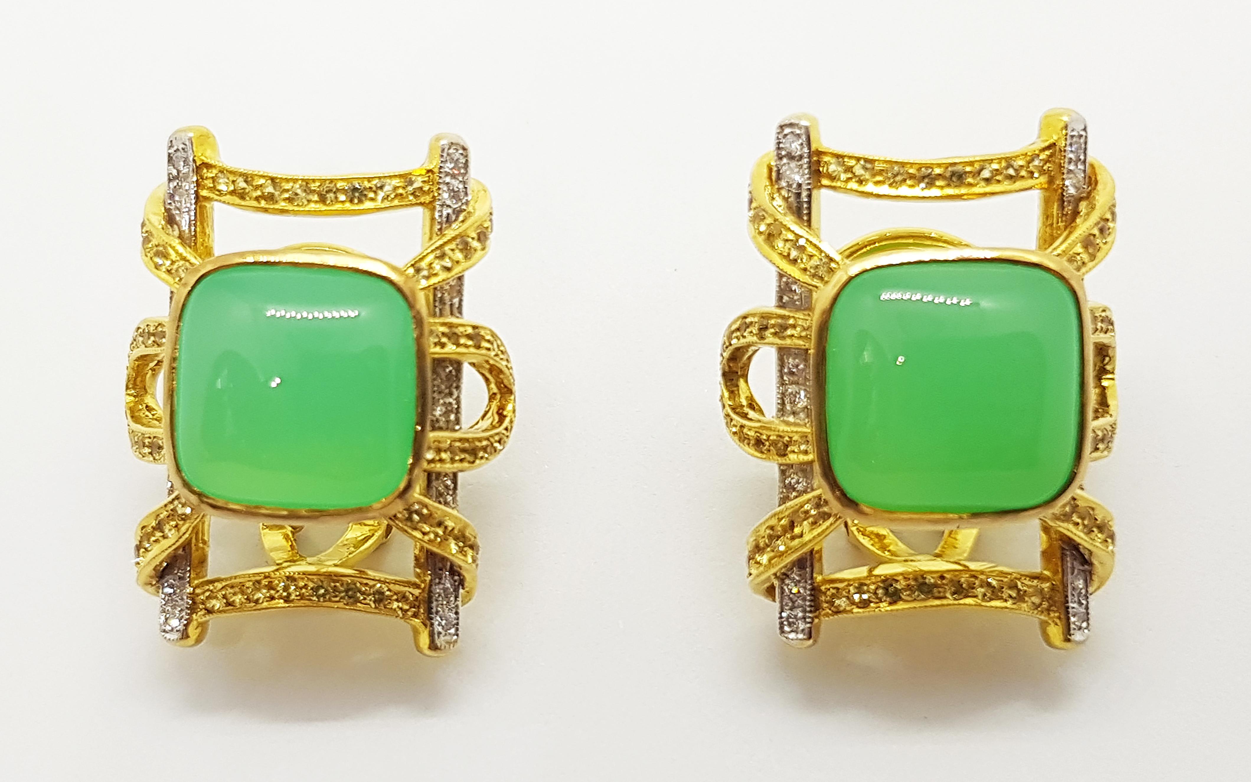 Boucles d'oreilles en Chrysoprase 15.24 carats avec Saphir jaune 1.34 carats et Diamant 0.30 carat montées sur or 18 carats

Largeur :  2.3 cm 
Longueur :  2.8 cm
Poids total : 22,41 grammes

FONDÉE PAR UN COUPLE PRIMÉ, NUTTAPON (KENNY) & SHAR-LINN,