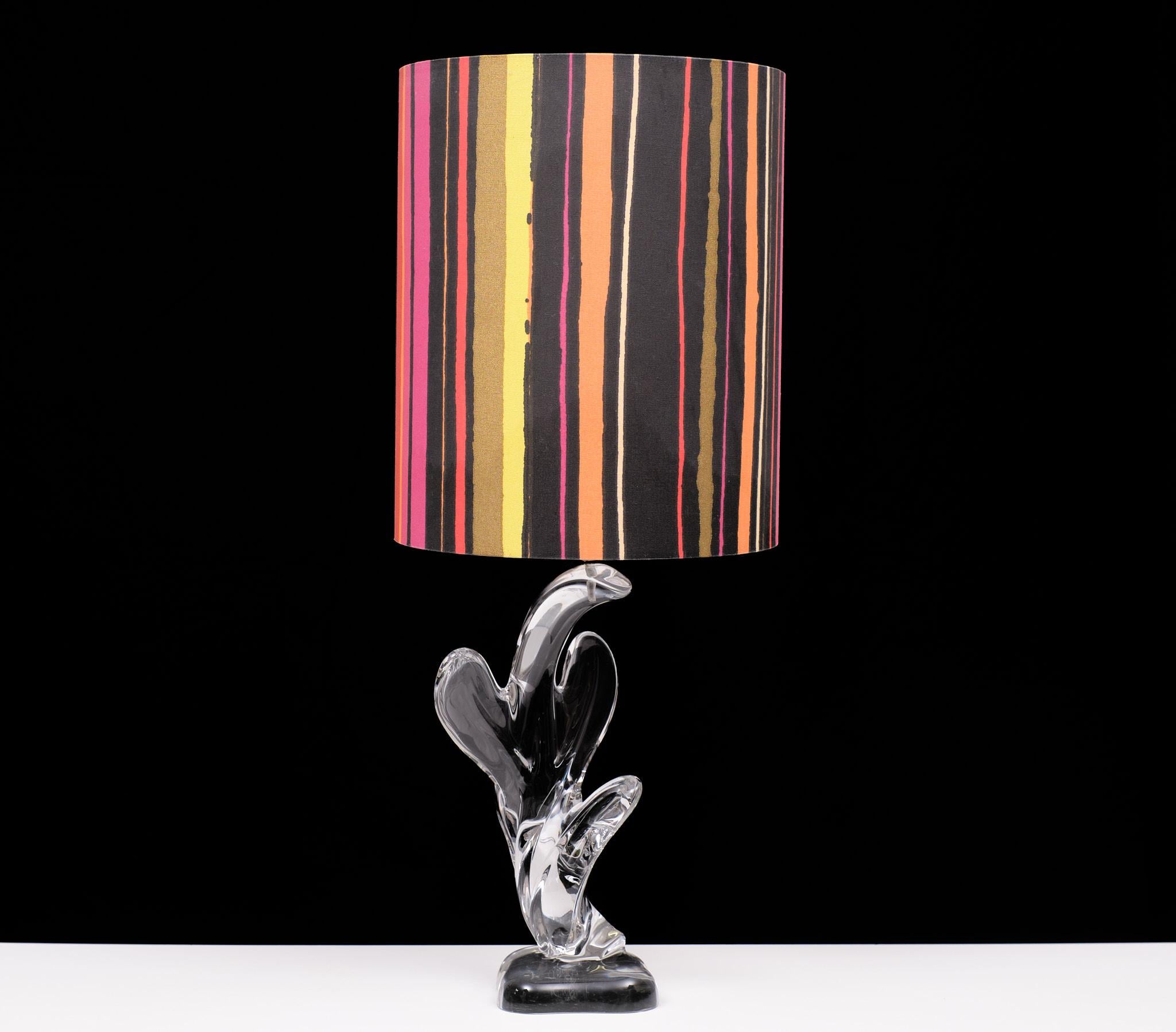 Lampe de table Cactus en cristal de verre massif fabriquée par Vannes le Chatel France années 1960 
lampe agréable et élégante, livrée avec un très bel abat-jour coloré.