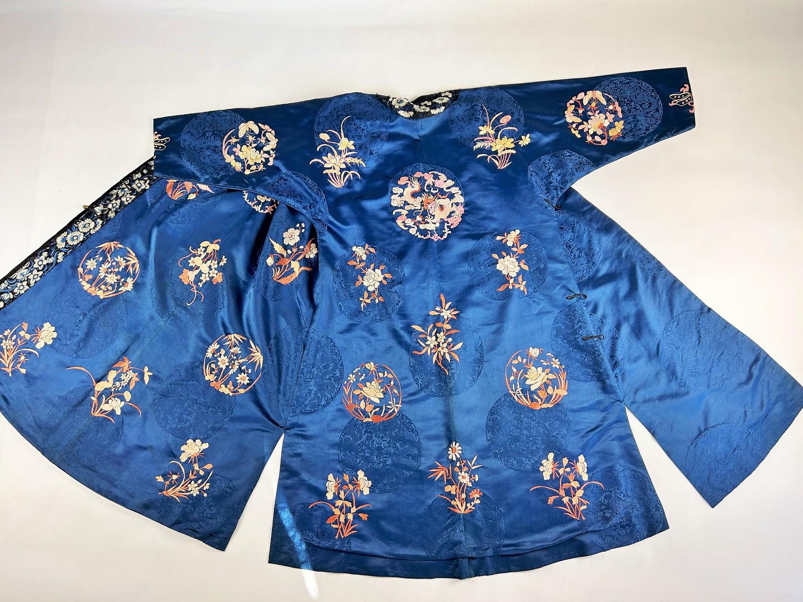 Chuba o veste dignitosa in seta damascata ricamata - Tibet circa 1880-1920 in vendita 5