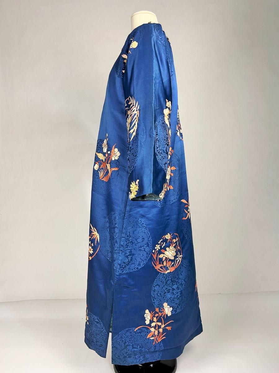 Chuba o veste dignitosa in seta damascata ricamata - Tibet circa 1880-1920 In condizioni buone in vendita a Toulon, FR