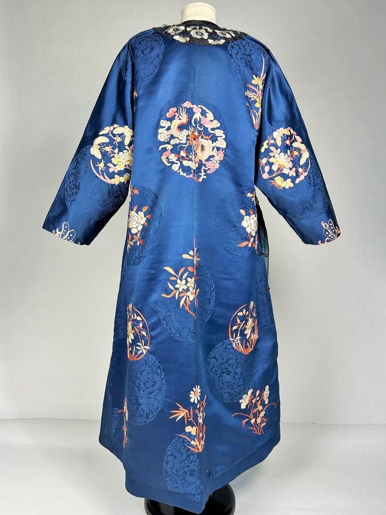 Chuba o veste dignitosa in seta damascata ricamata Tibet circa