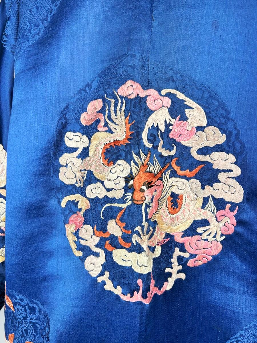 Chuba o veste dignitosa in seta damascata ricamata - Tibet circa 1880-1920 in vendita 1